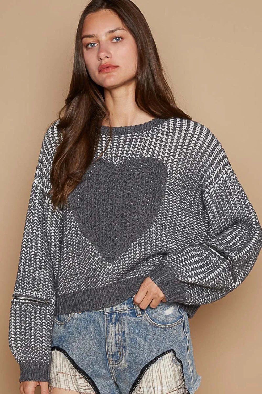Adelina | Round neck sweater with heart patch and zip and pointed sleeves