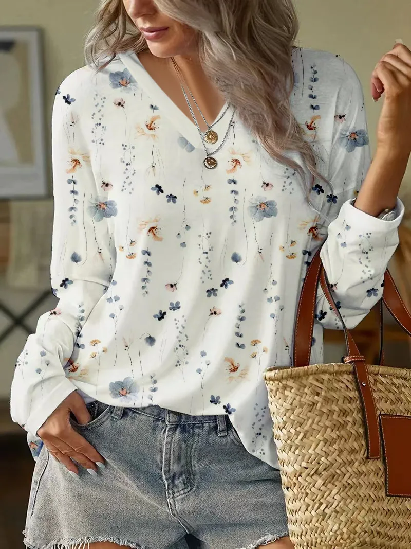 Aída® | Floral Blouse Modern Spring Blouse With V-Neck And Floral Pattern - Image 2