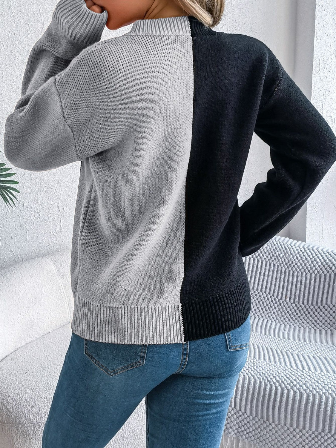 Ana | Contrasting long-sleeved sweater with a crew neck - Image 13