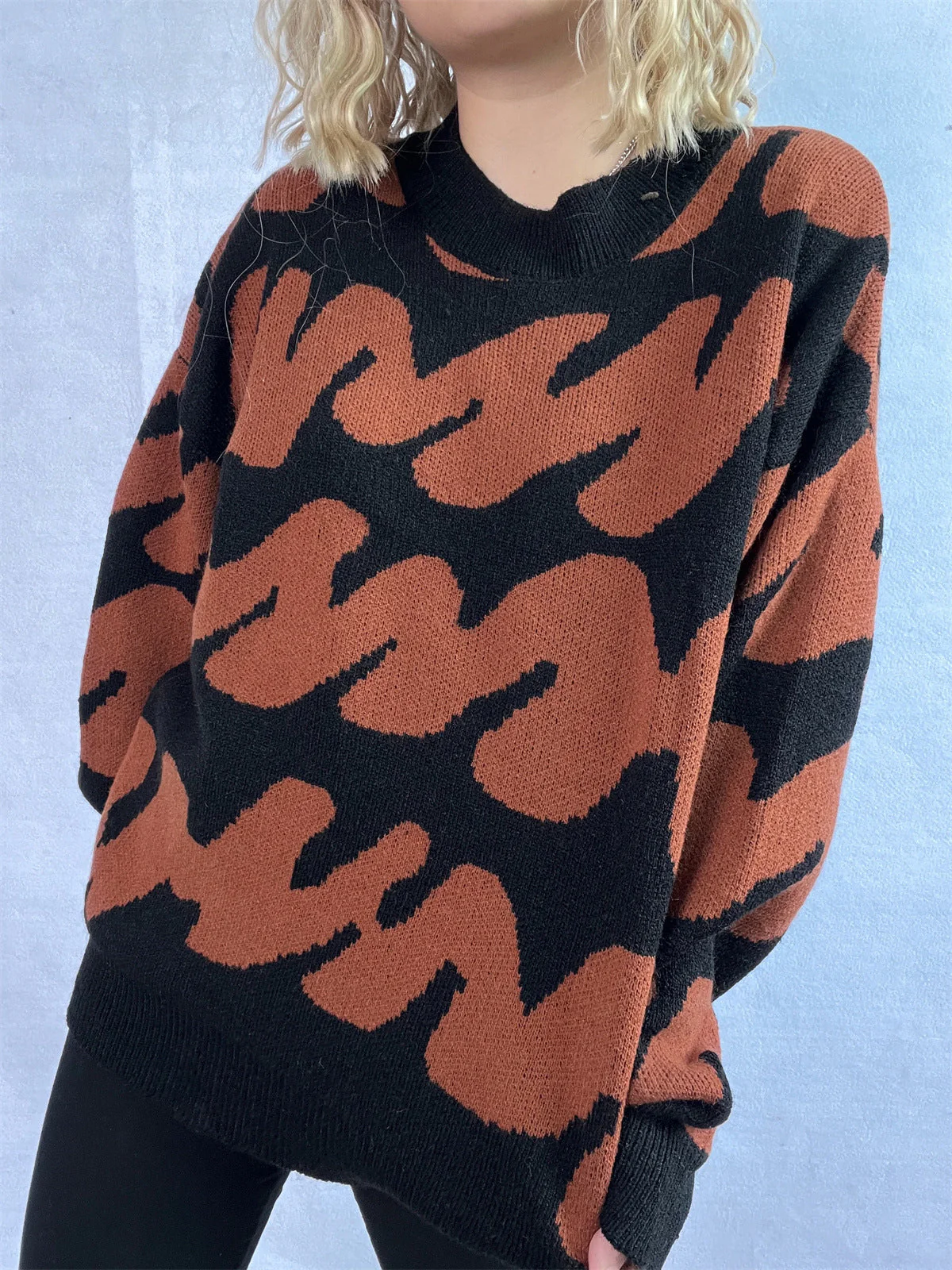 Anita | Contrasting long-sleeved sweater with a crew neck - Image 4