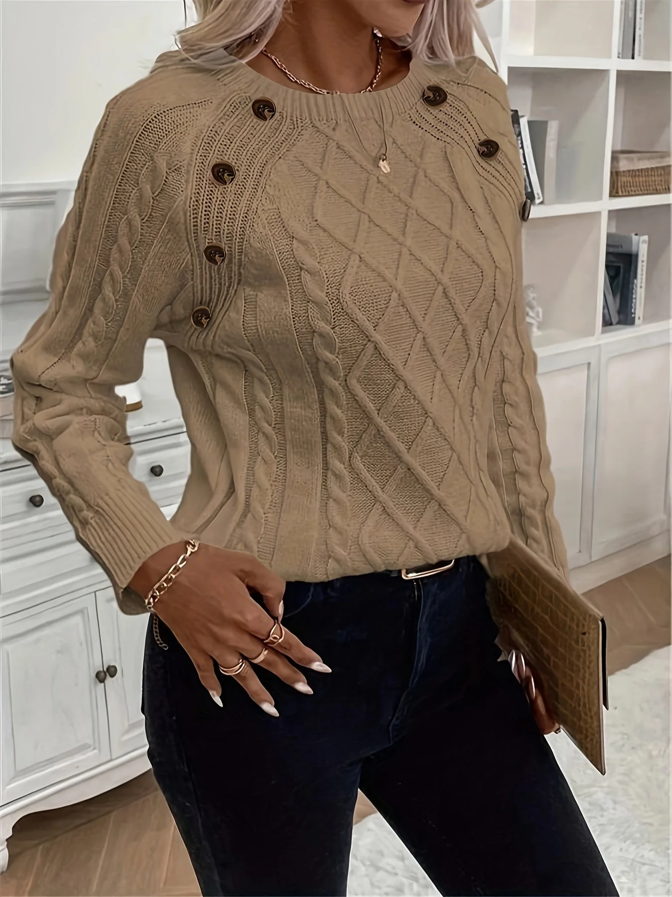 Annelie | Single-breasted cable-knit sweater with a crew neck - Image 4