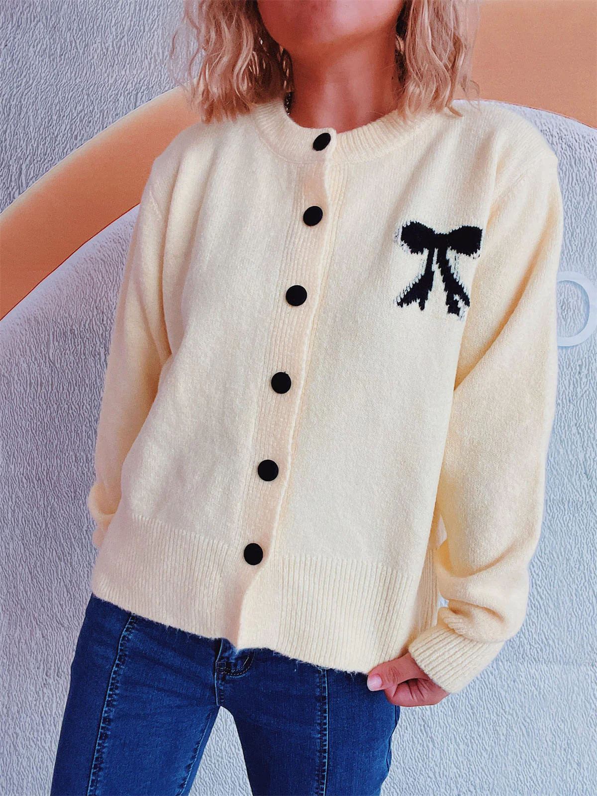 Beate | Long-sleeved cardigan with bow and round neckline and buttons - Image 15