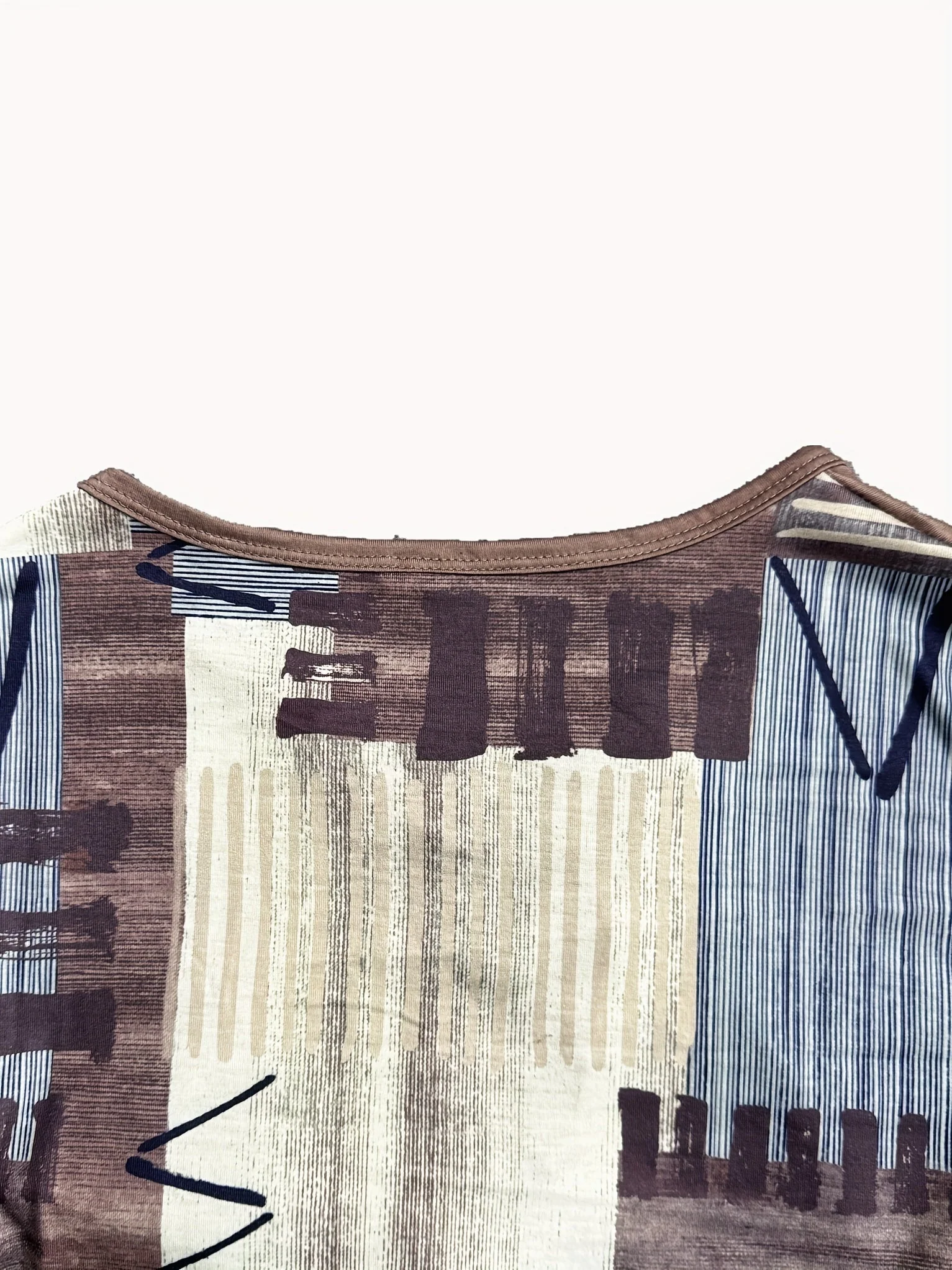Cesarea® | Stylish V-Neck T-Shirt With Geometric Print - Image 3