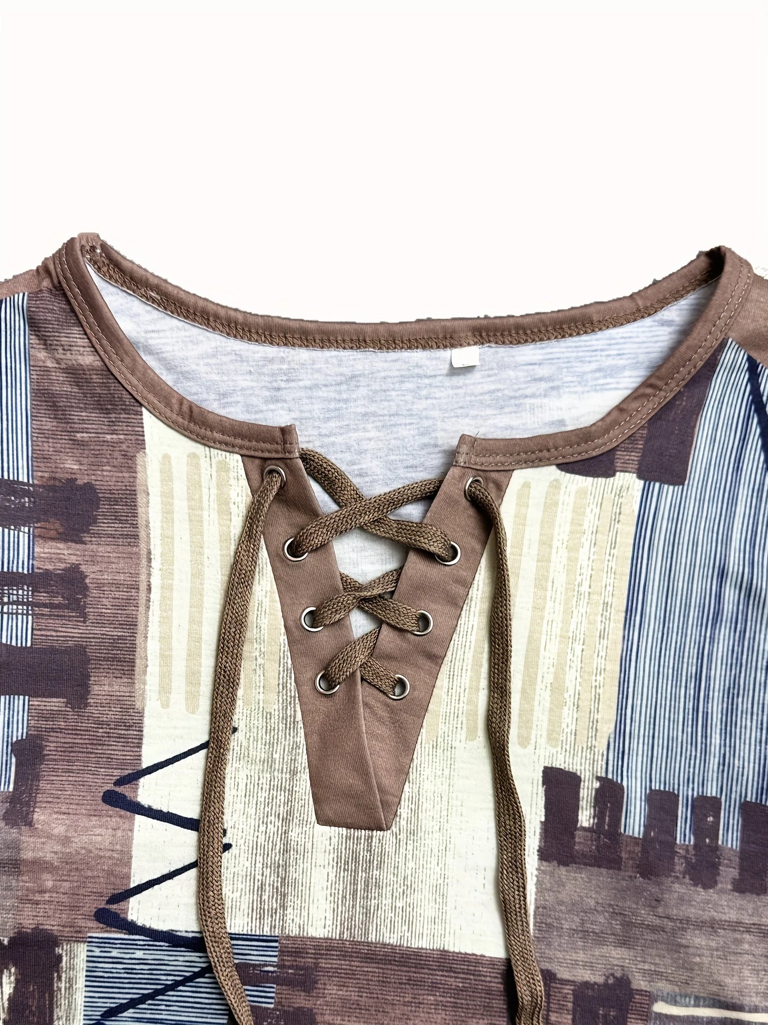 Cesarea® | Stylish V-Neck T-Shirt With Geometric Print - Image 4