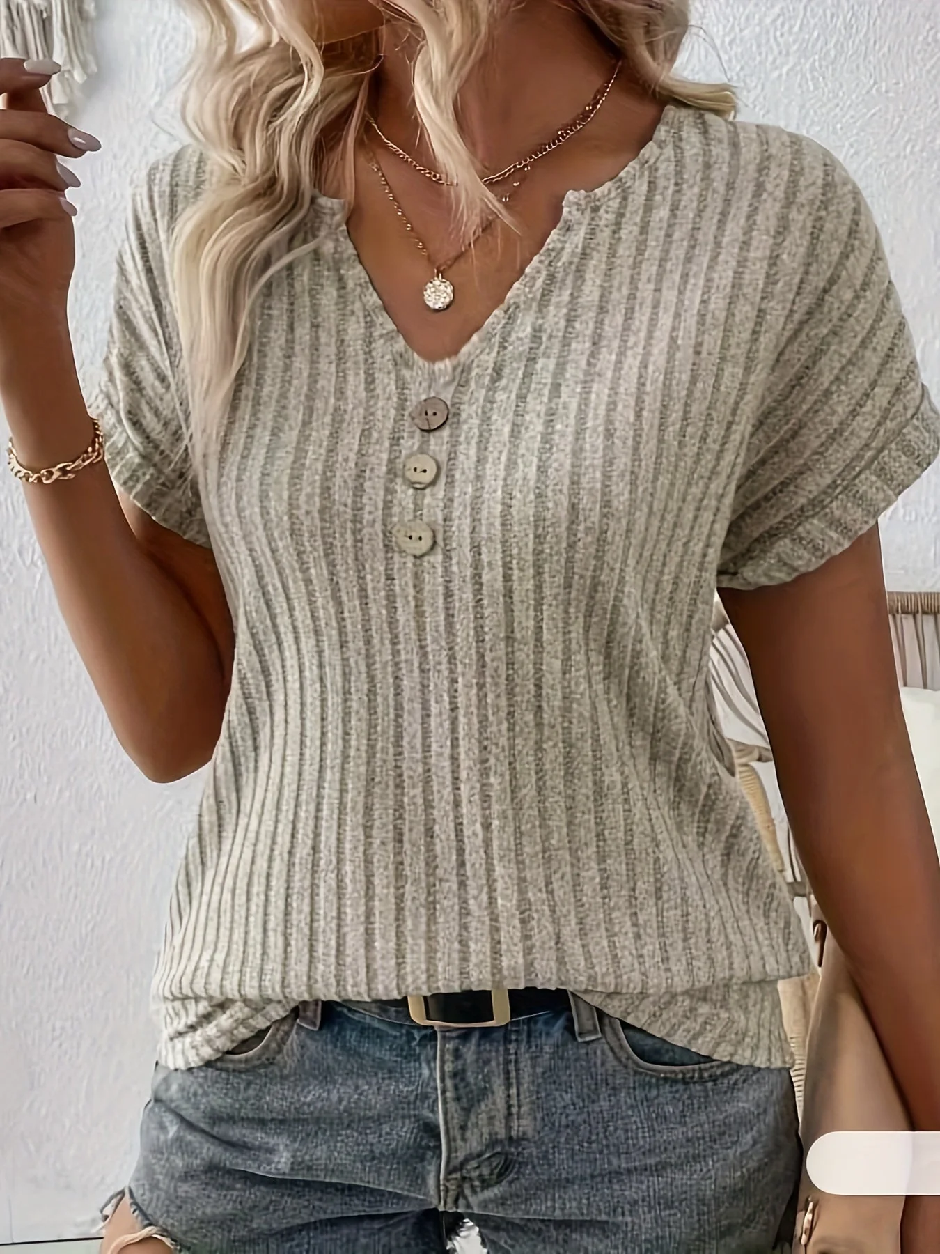 Cesia® | Stylish V-Neck T-Shirt With Ribbed Details, Short Sleeves