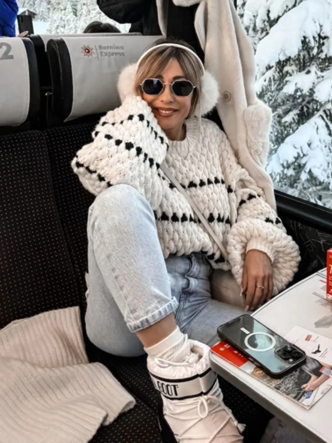 Clara | Contrasting long-sleeved sweater with a crew neck - Image 8