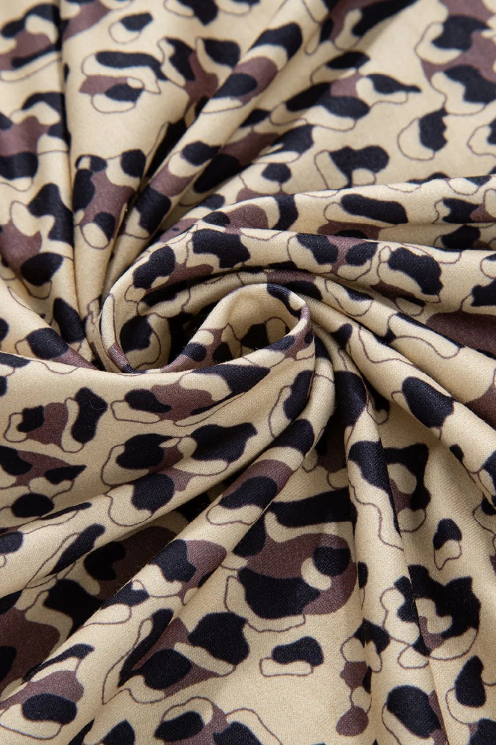 Clara | Long-sleeved sweatshirt with a slit leopard crew neck - Image 8