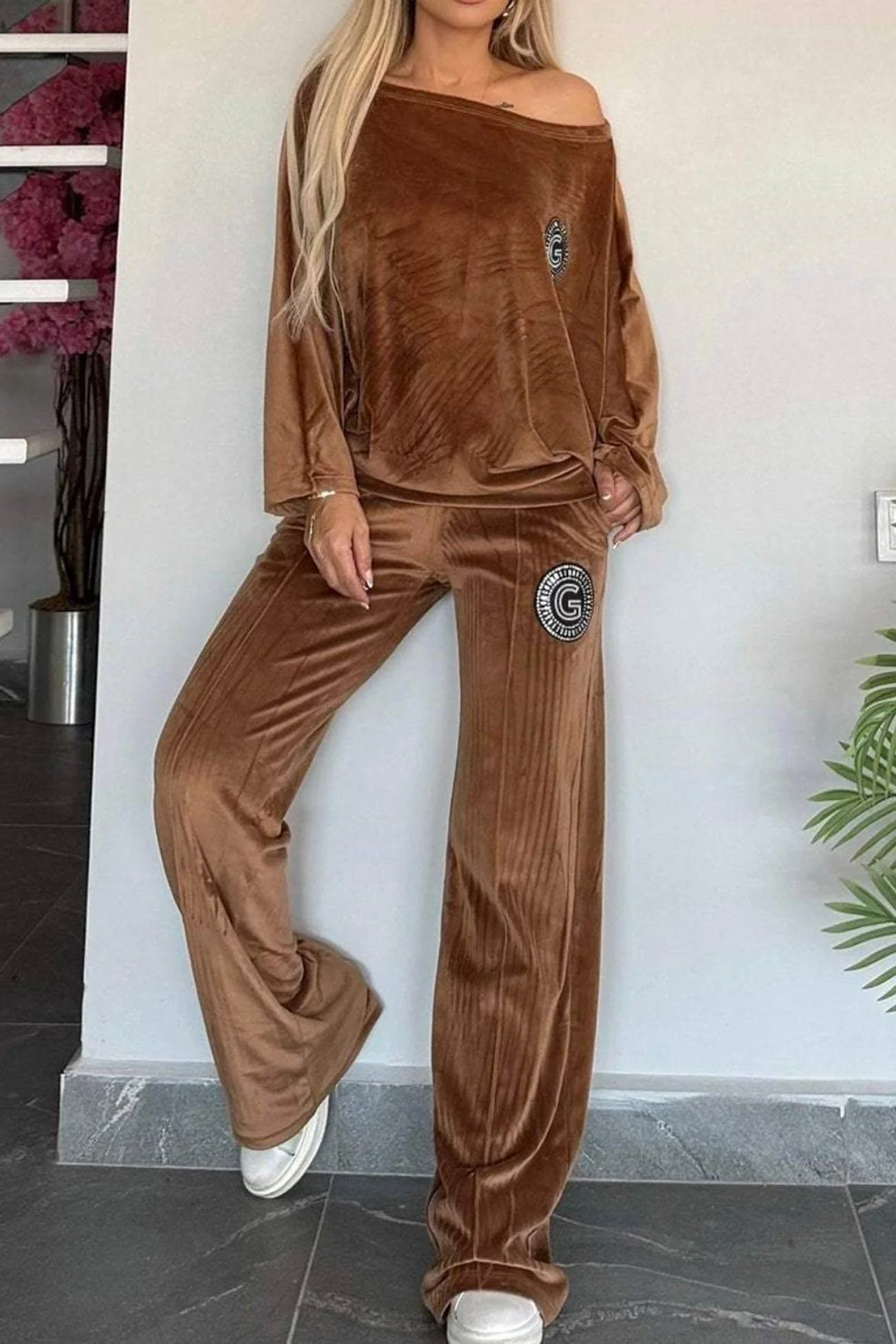Cristina | Two-piece suede suit with batwing sleeves - Image 2
