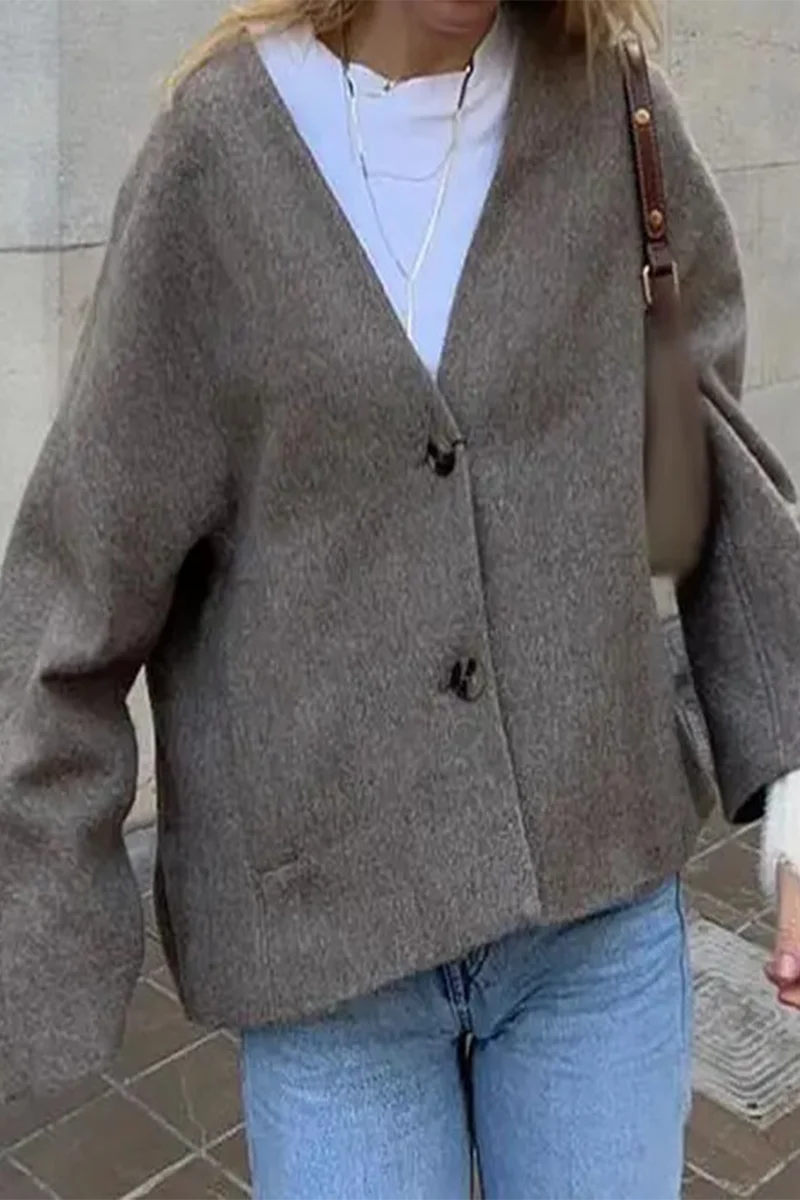 Dafne | Casual everyday outerwear with solid color buttons and chunky V-neck - Image 3
