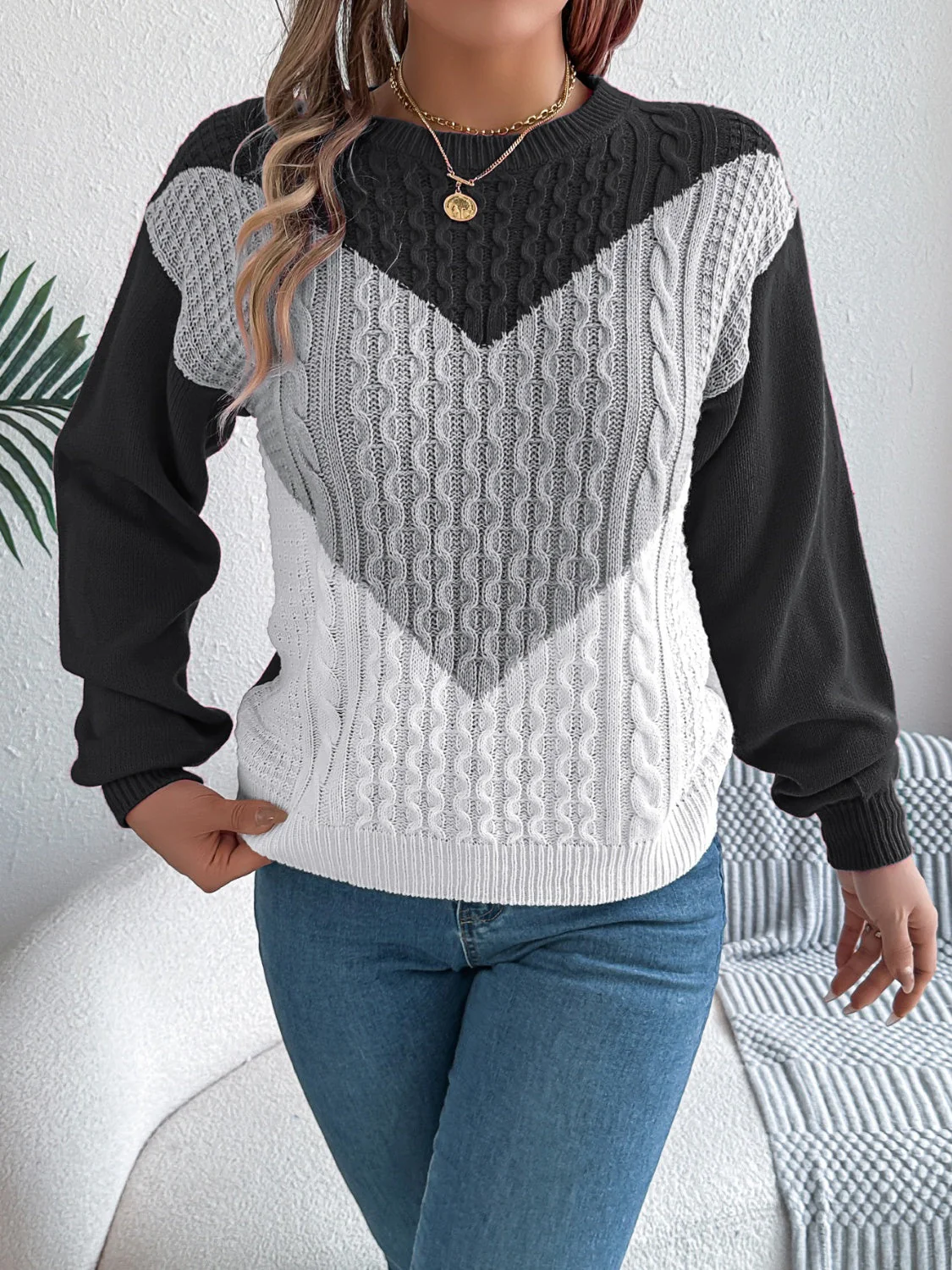 Dominique | Contrasting long-sleeved sweater with a crew neck - Image 2