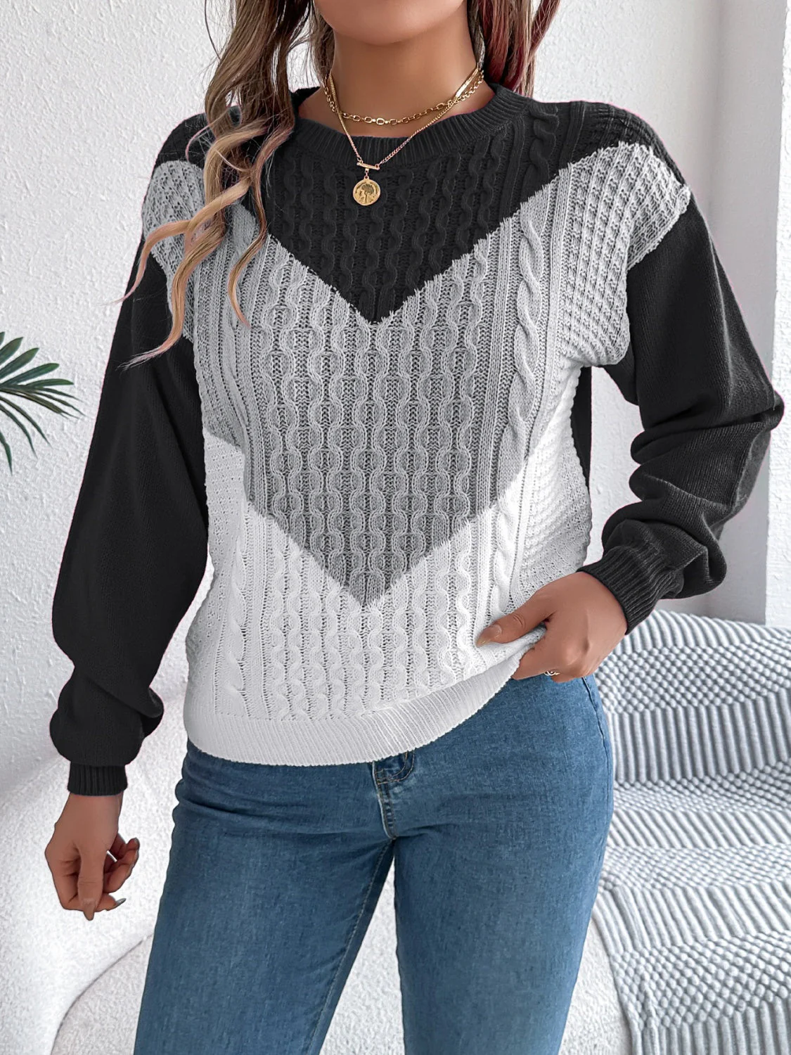 Dominique | Contrasting long-sleeved sweater with a crew neck - Image 5