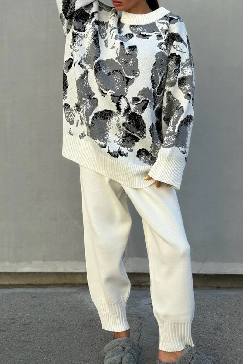 Estefanía | Casual two-piece suit with a geometric print and a contrasting O-neck and long sleeves - Image 3