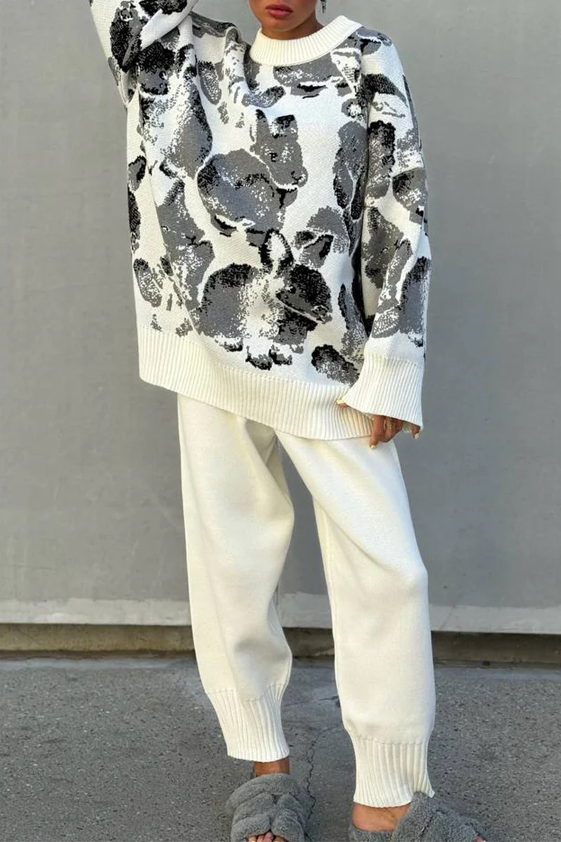Estefanía | Casual two-piece suit with a geometric print and a contrasting O-neck and long sleeves - Image 5