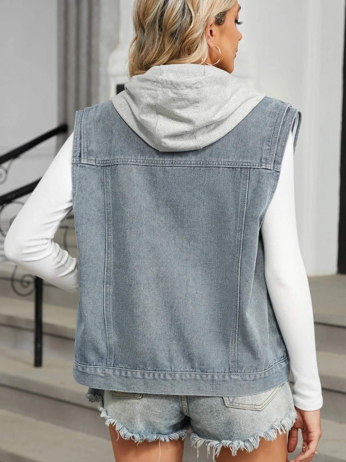 Estefanía | Sleeveless denim jacket with button placket and pockets - Image 2