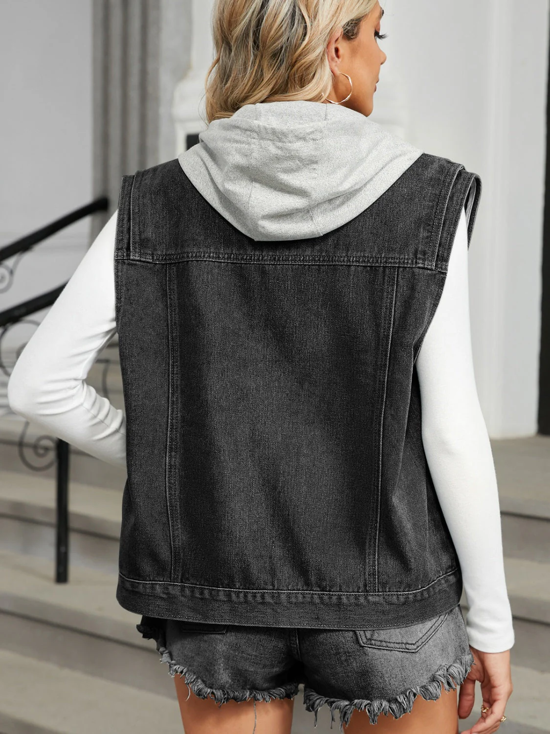 Estefanía | Sleeveless denim jacket with button placket and pockets - Image 6