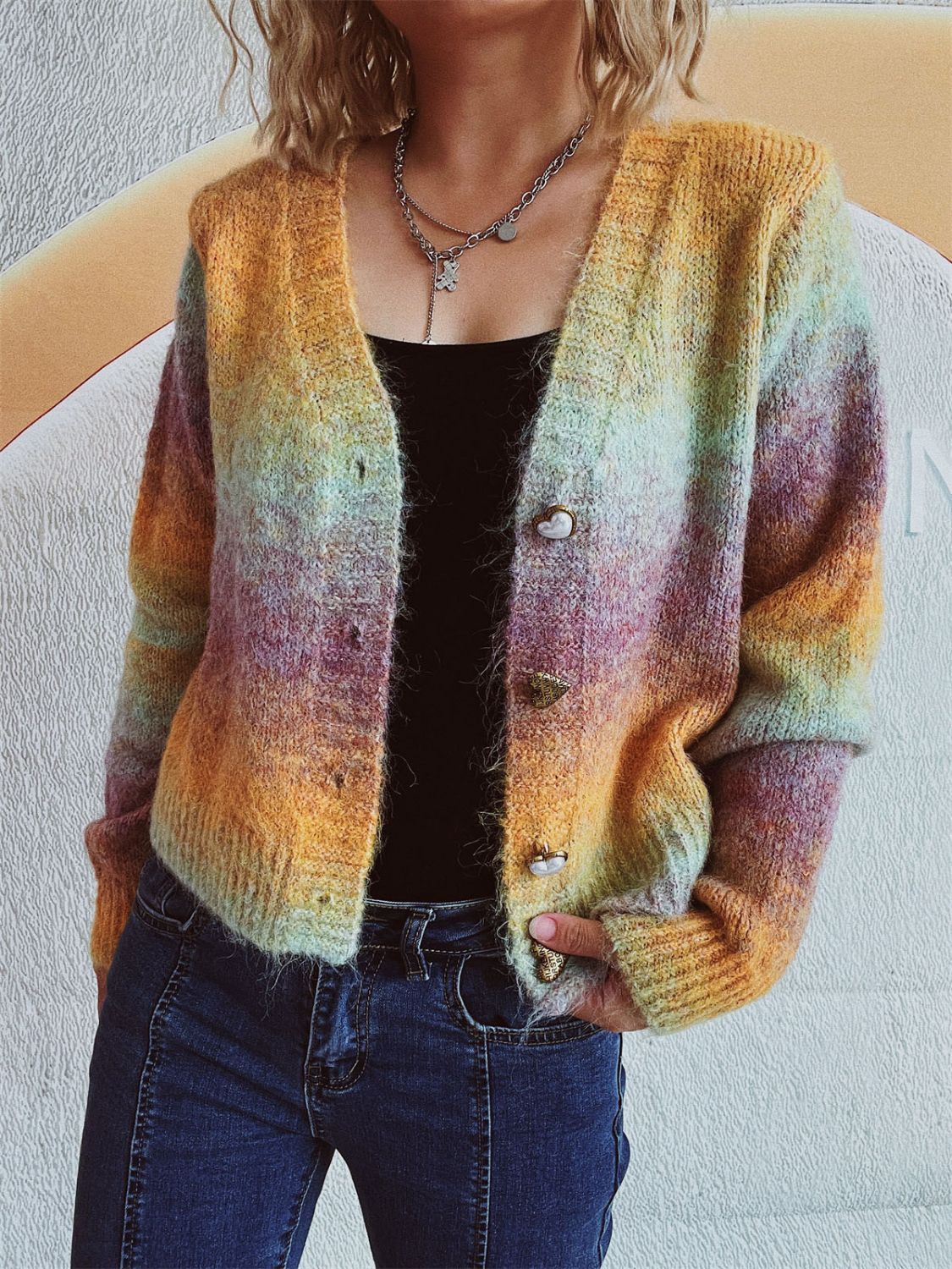 Estela | V-neck cardigan with gradient heart-shaped buttons - Image 11