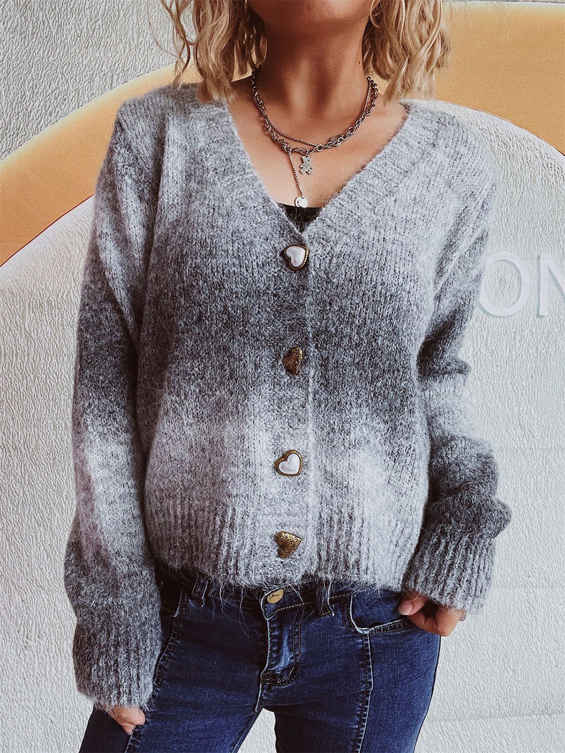 Estela | V-neck cardigan with gradient heart-shaped buttons - Image 14