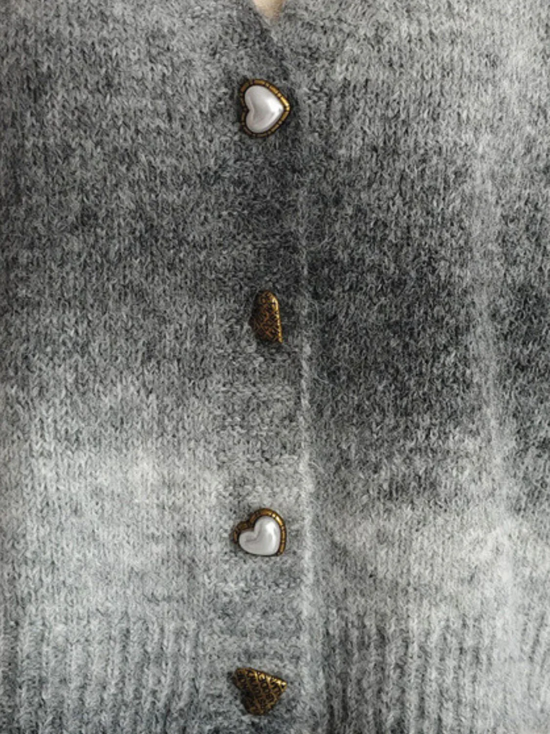 Estela | V-neck cardigan with gradient heart-shaped buttons - Image 19