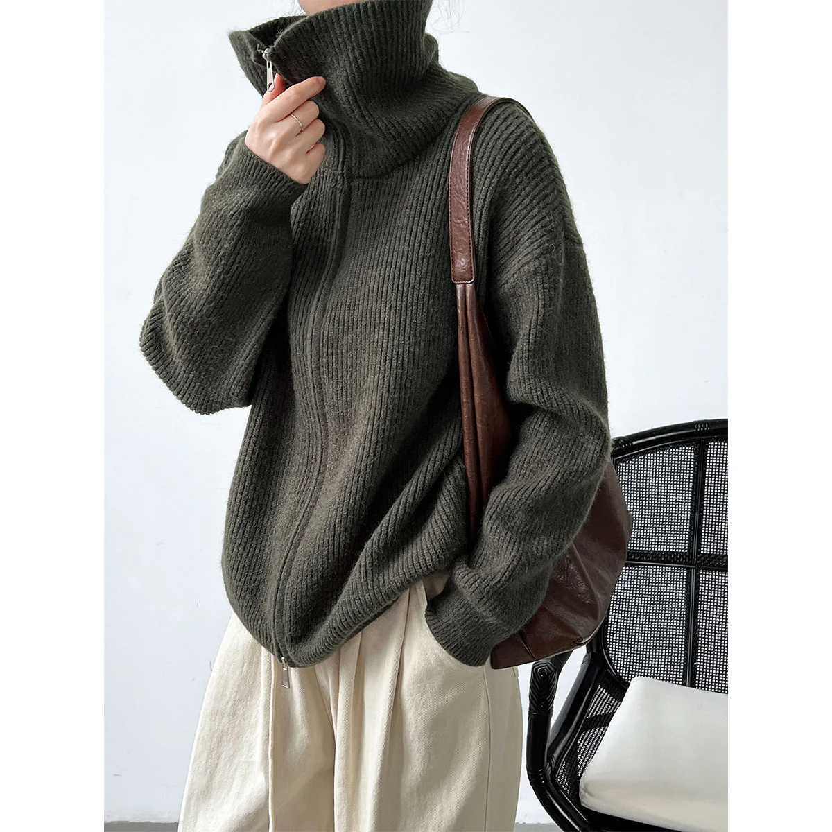 Fabiana | Effortless and classy winter sweater - Image 2