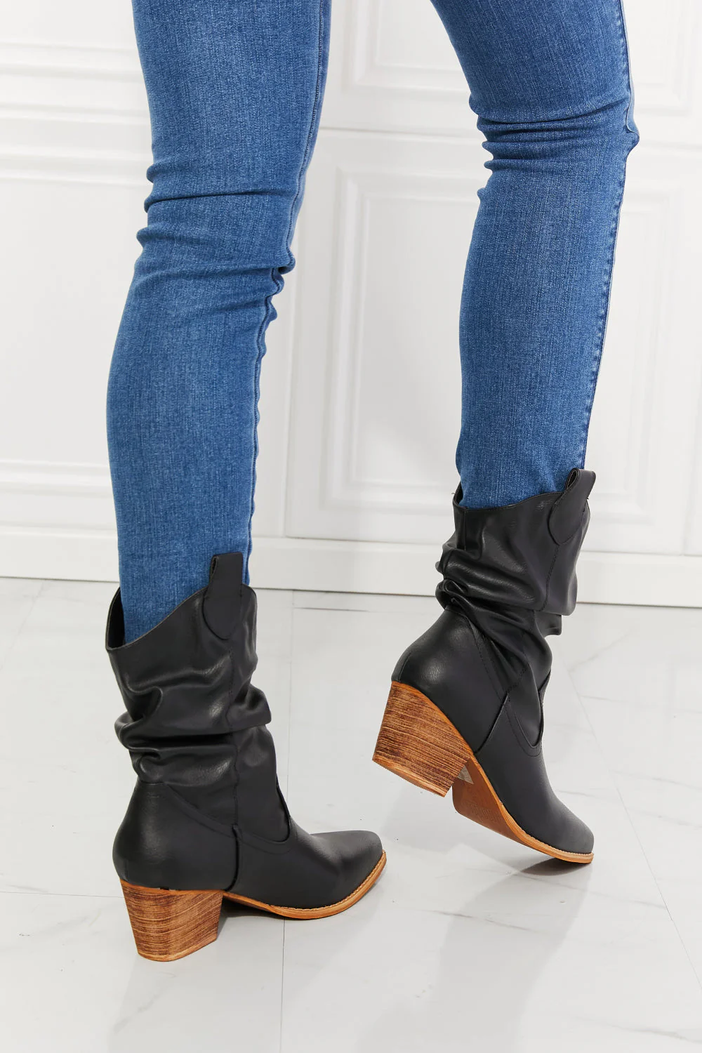 Gabriela | Elegant and detailed support boots - Image 2