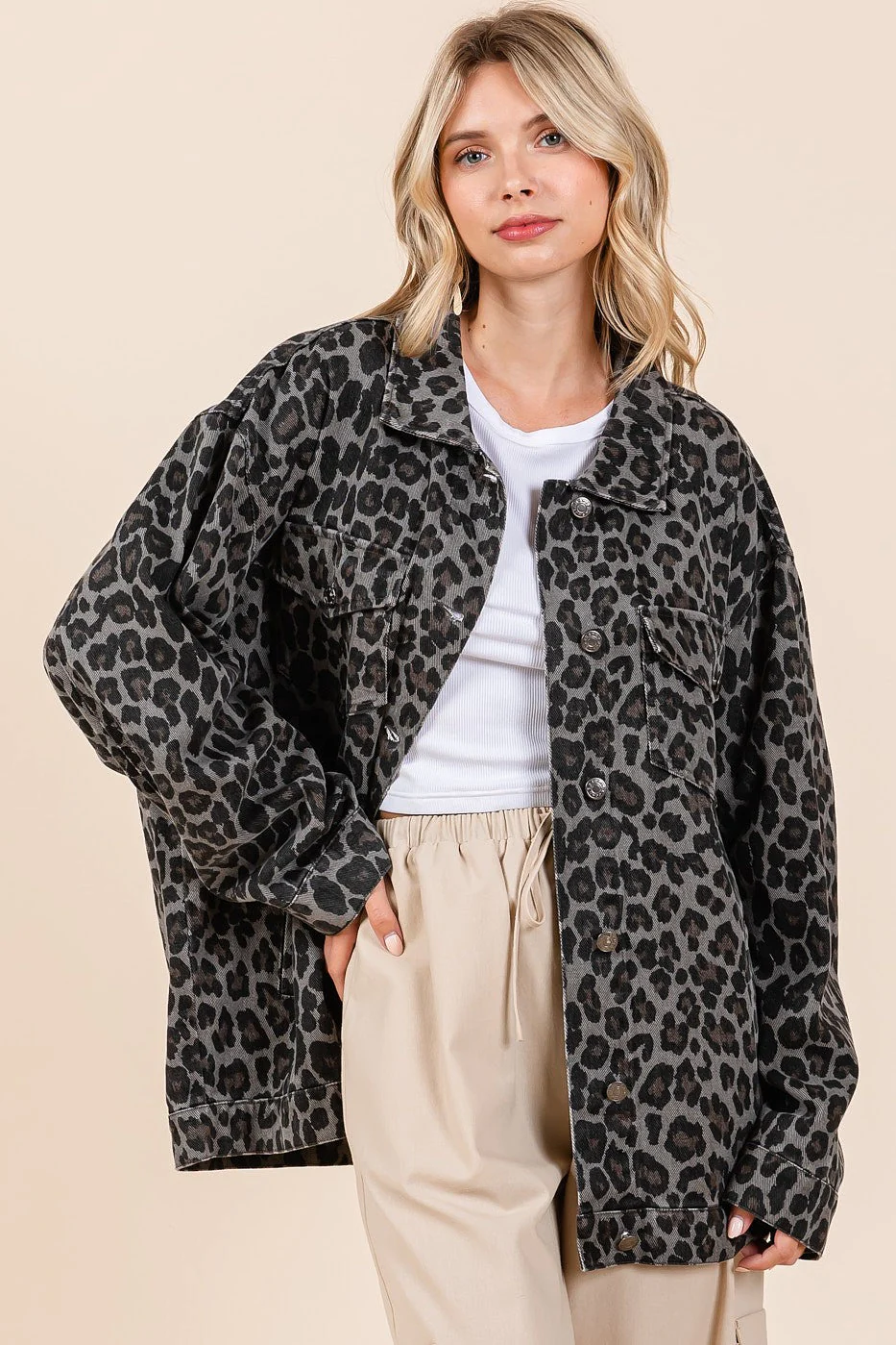 Geraldine | Mittoshop leopard denim jacket with buttons and chest pockets - Image 3