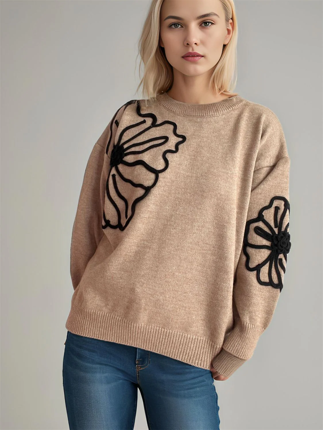Gerda | Long-sleeved sweater with a floral crew neck - Image 10