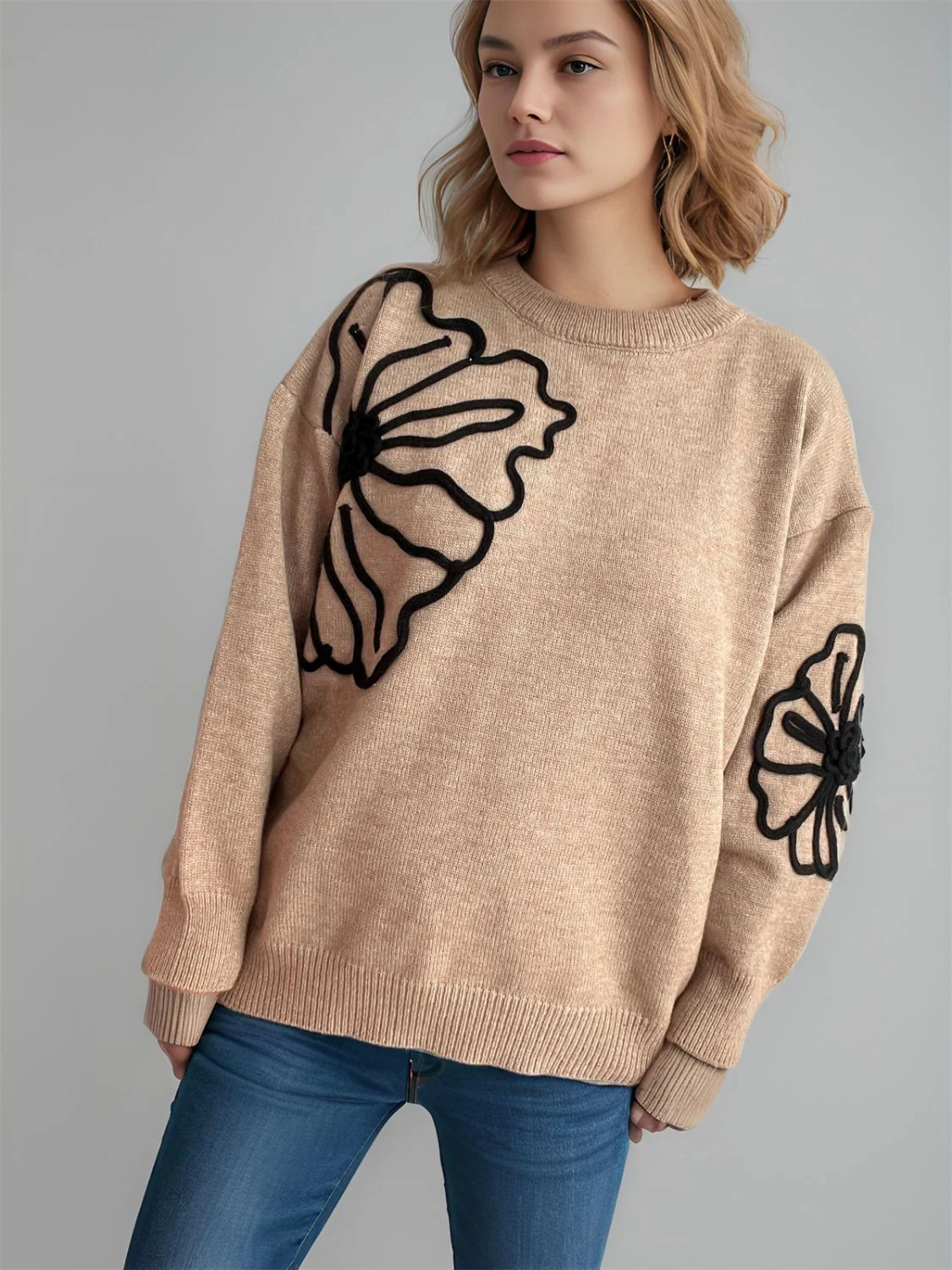 Gerda | Long-sleeved sweater with a floral crew neck - Image 11