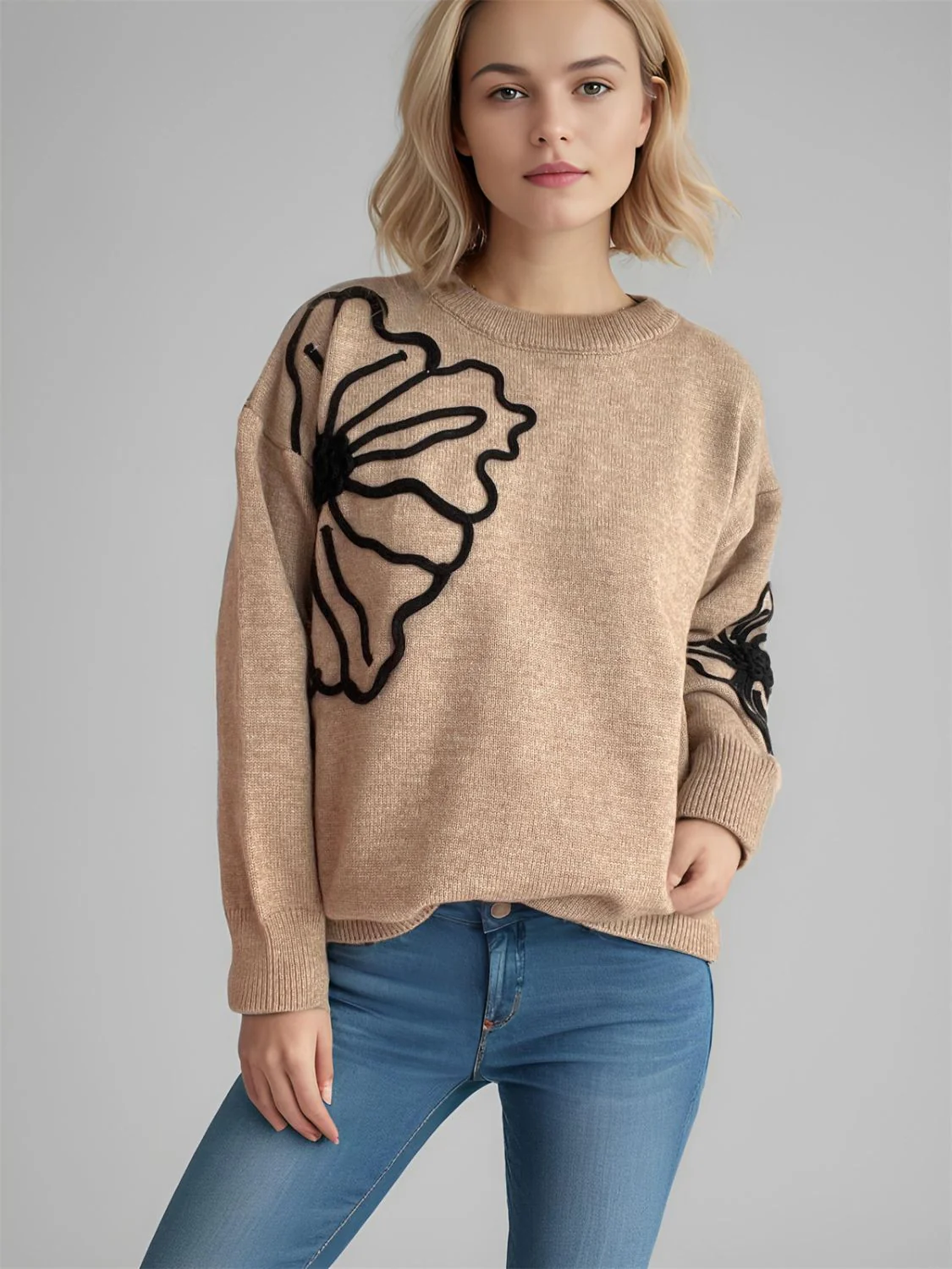 Gerda | Long-sleeved sweater with a floral crew neck - Image 12