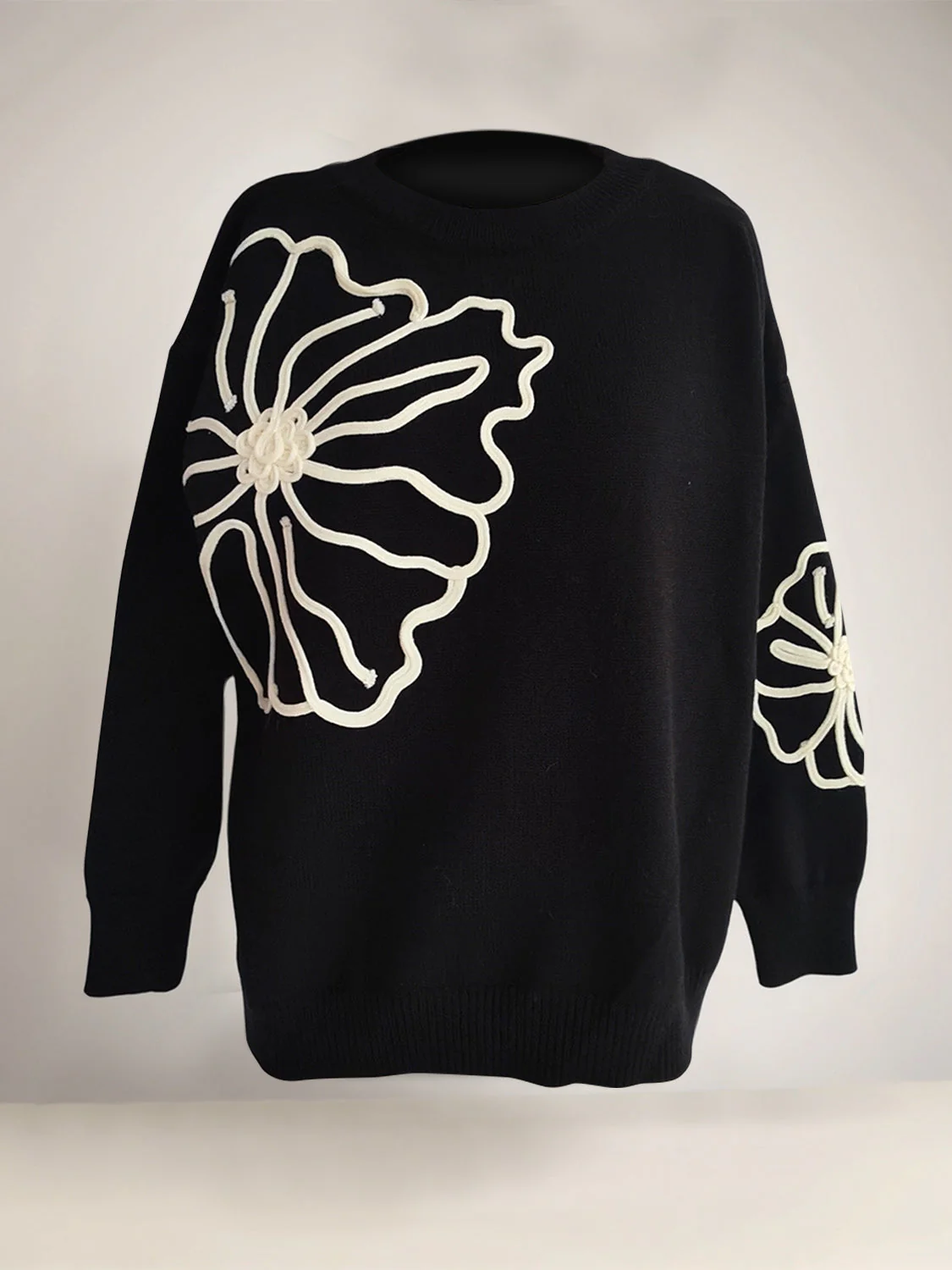 Gerda | Long-sleeved sweater with a floral crew neck - Image 14