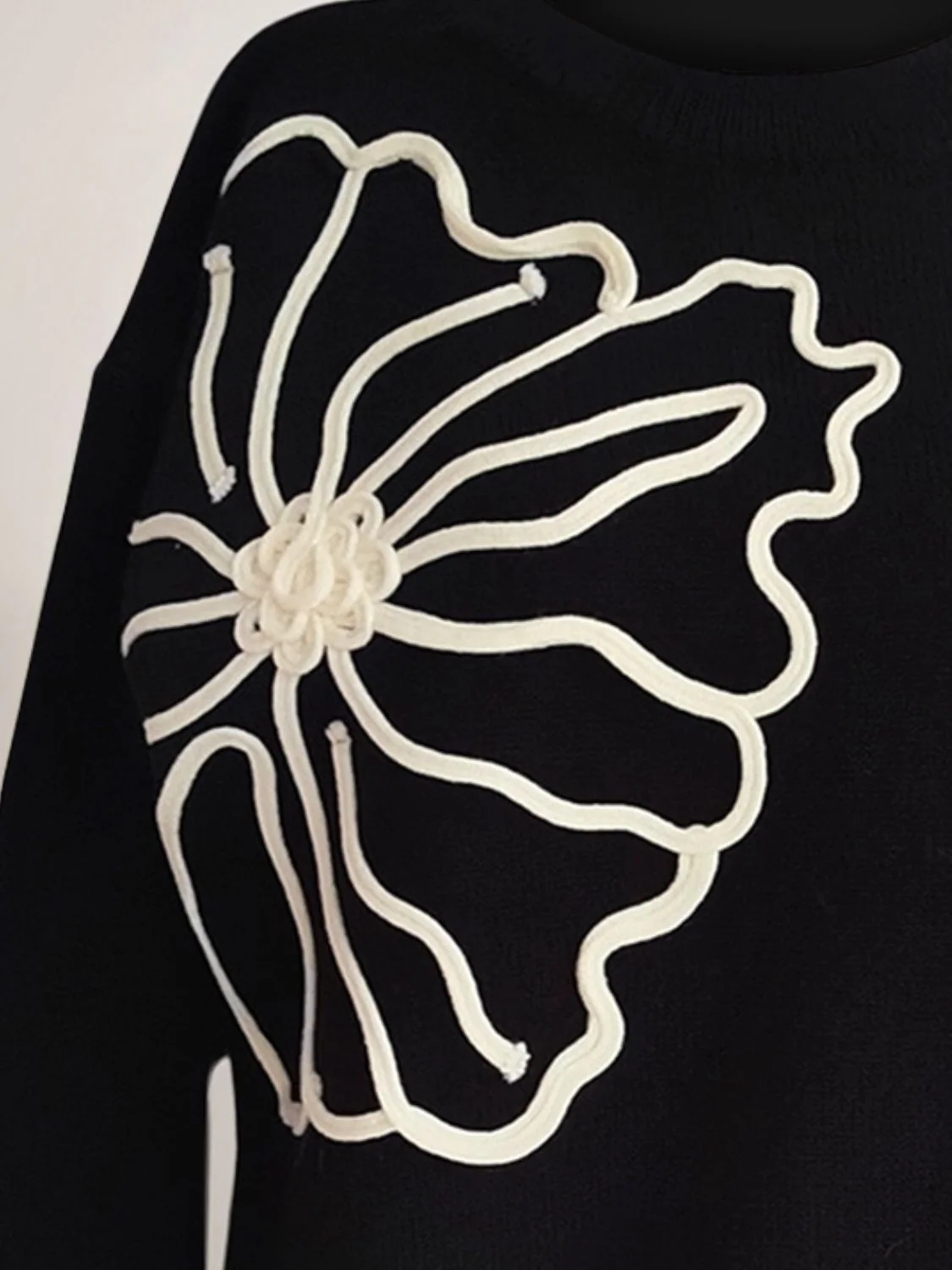 Gerda | Long-sleeved sweater with a floral crew neck - Image 16