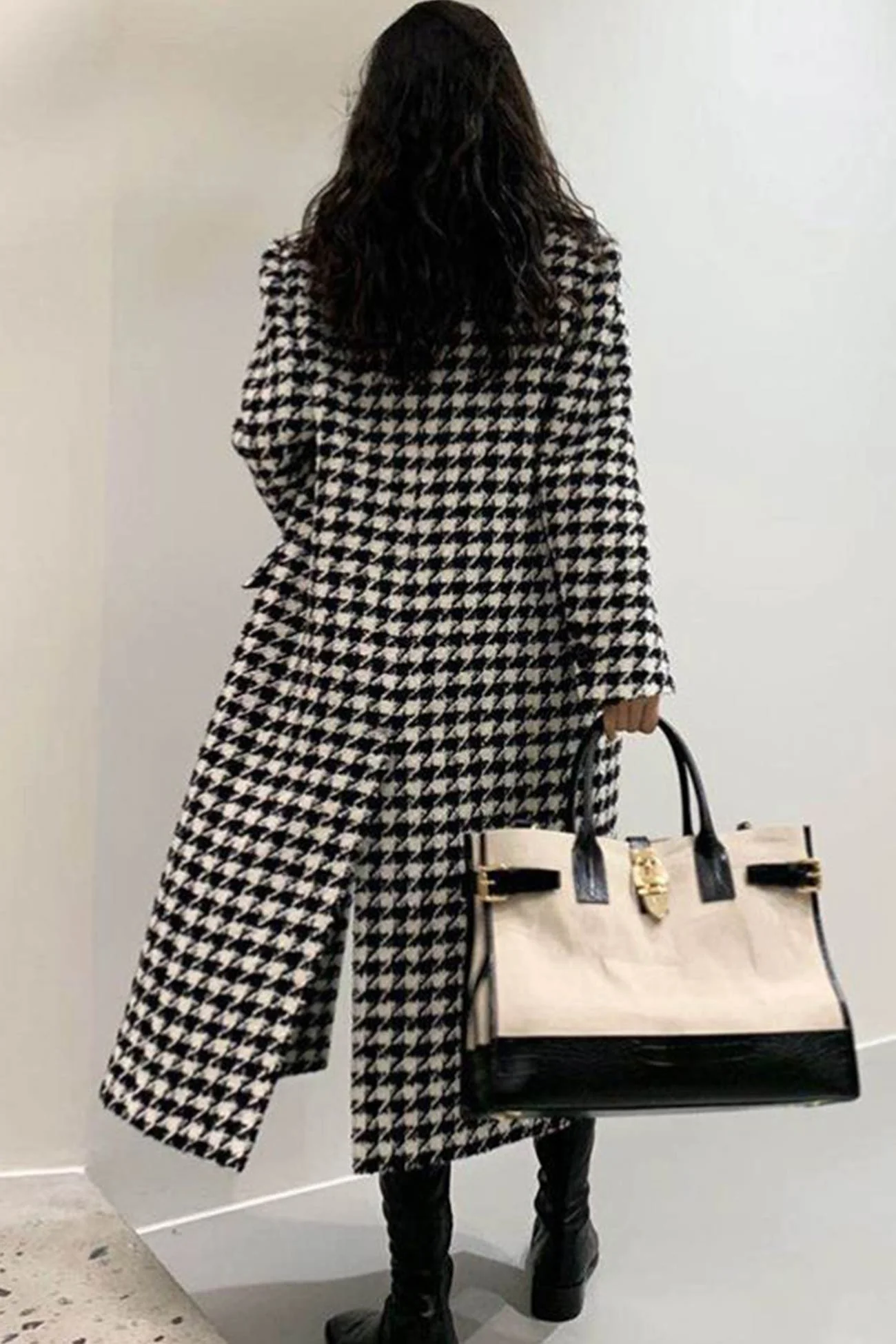 Giulia | Long coat with a houndstooth pattern and a slit at the back - Image 3