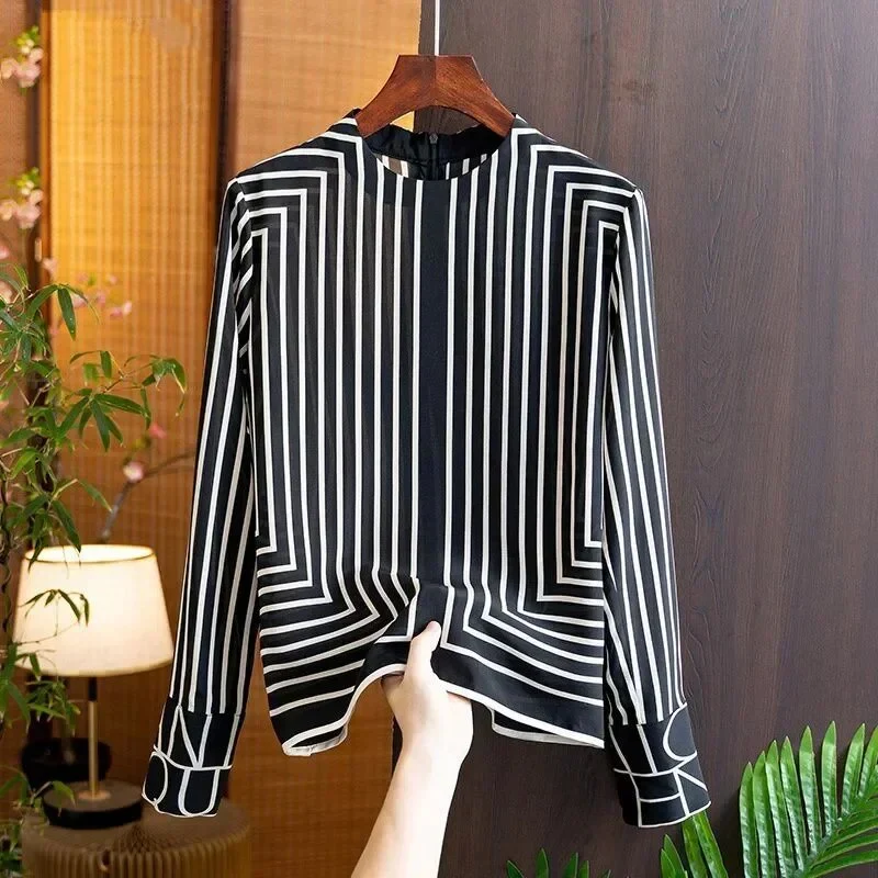 Gloria | Timeless and stylish winter blouse - Image 2