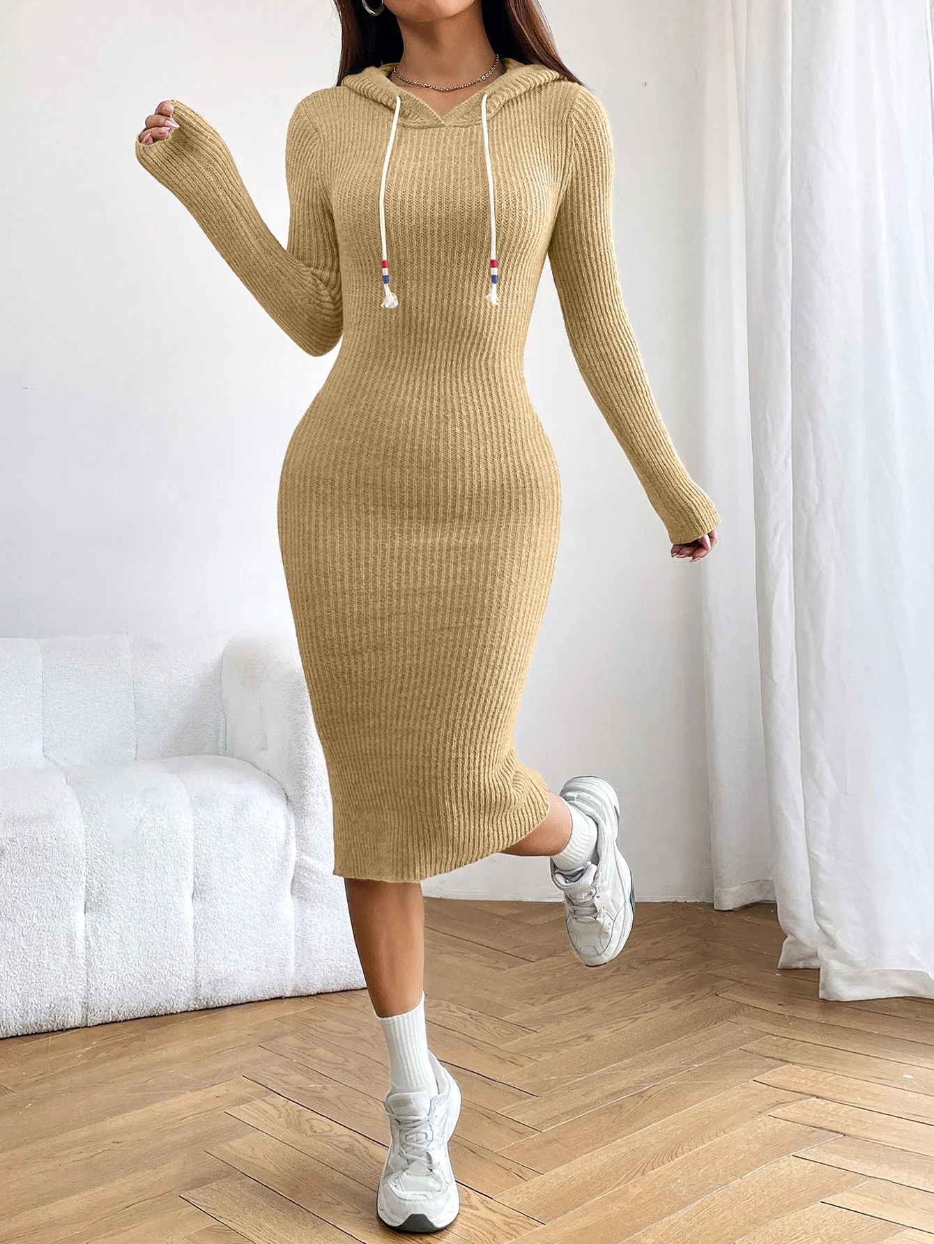 Griselda | Comfortable dress with a hood.