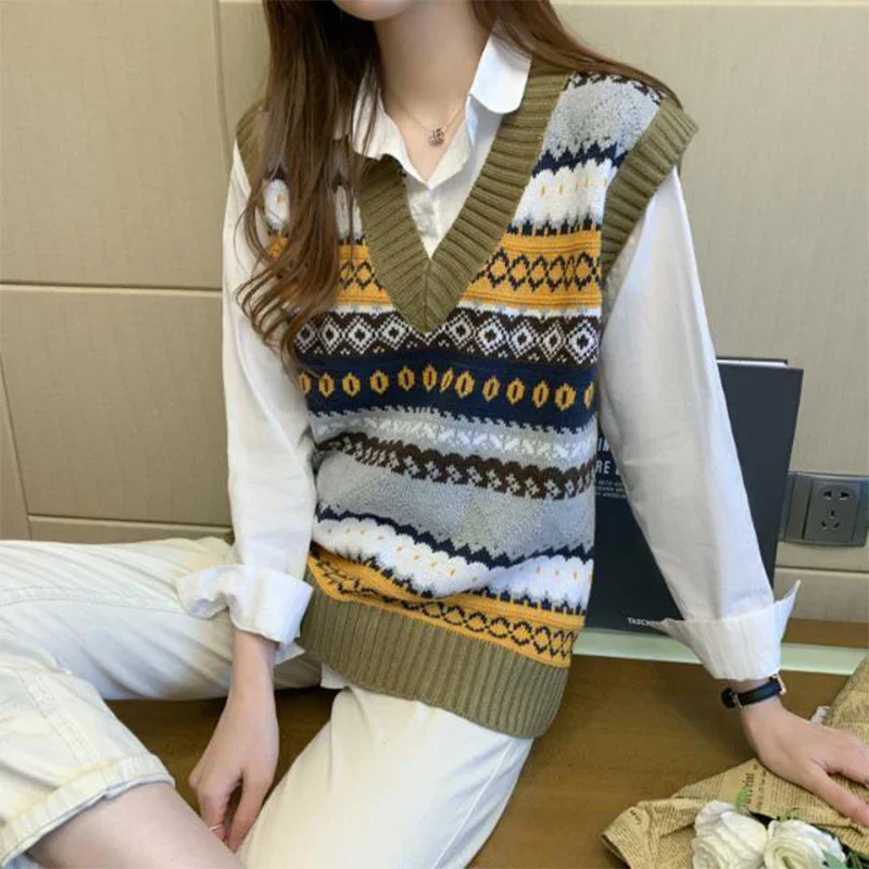 Gudrun | Sleeveless knitted vest with geometric motifs - Image 2