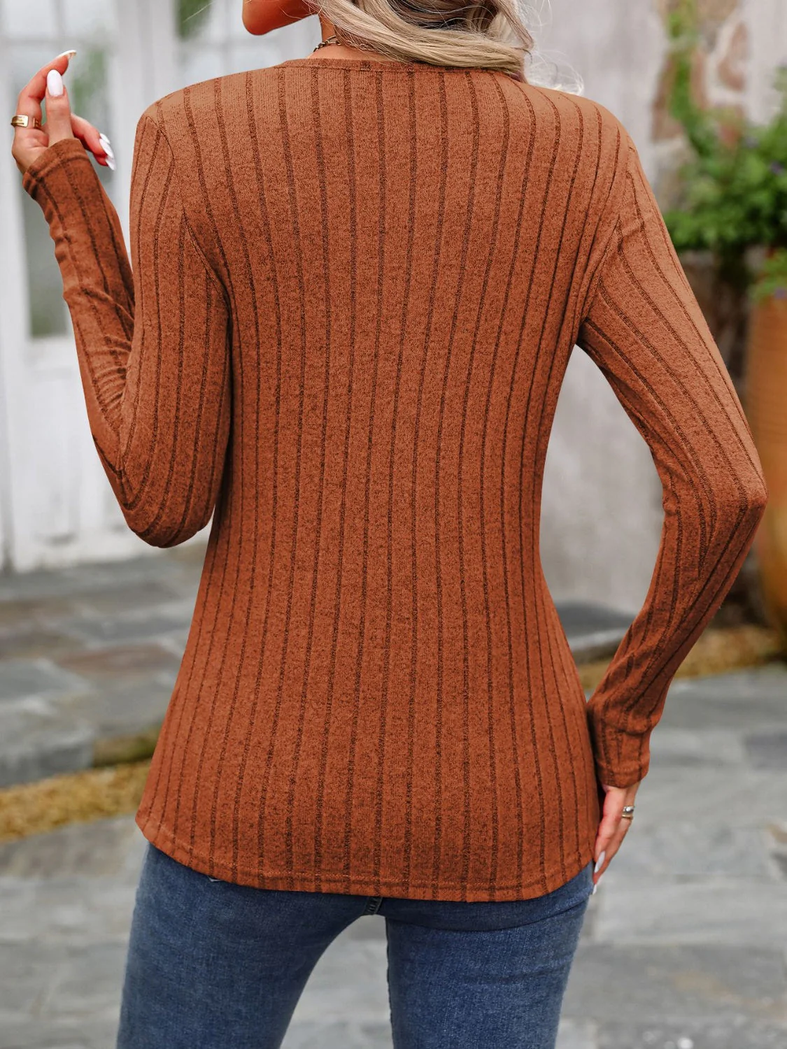 Hilda | Long-sleeved T-shirt with decorative button and crew neck - Image 19