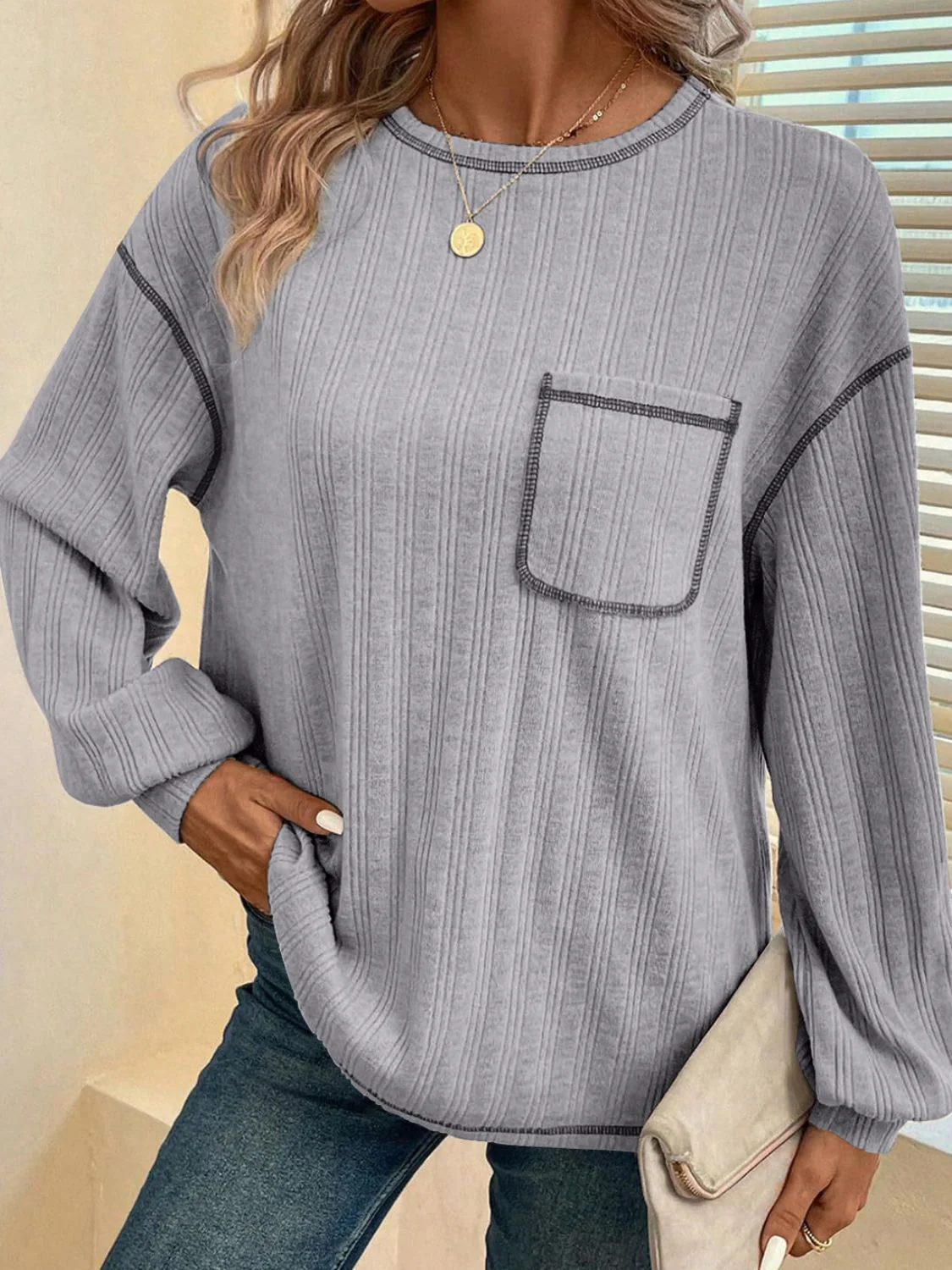 Hildegard | Long-sleeved t-shirt with a crew neck and contrast stitching - Image 10