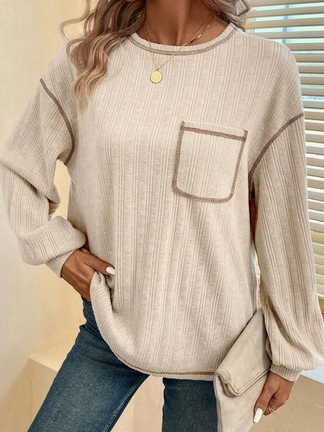Hildegard | Long-sleeved t-shirt with a crew neck and contrast stitching - Image 3