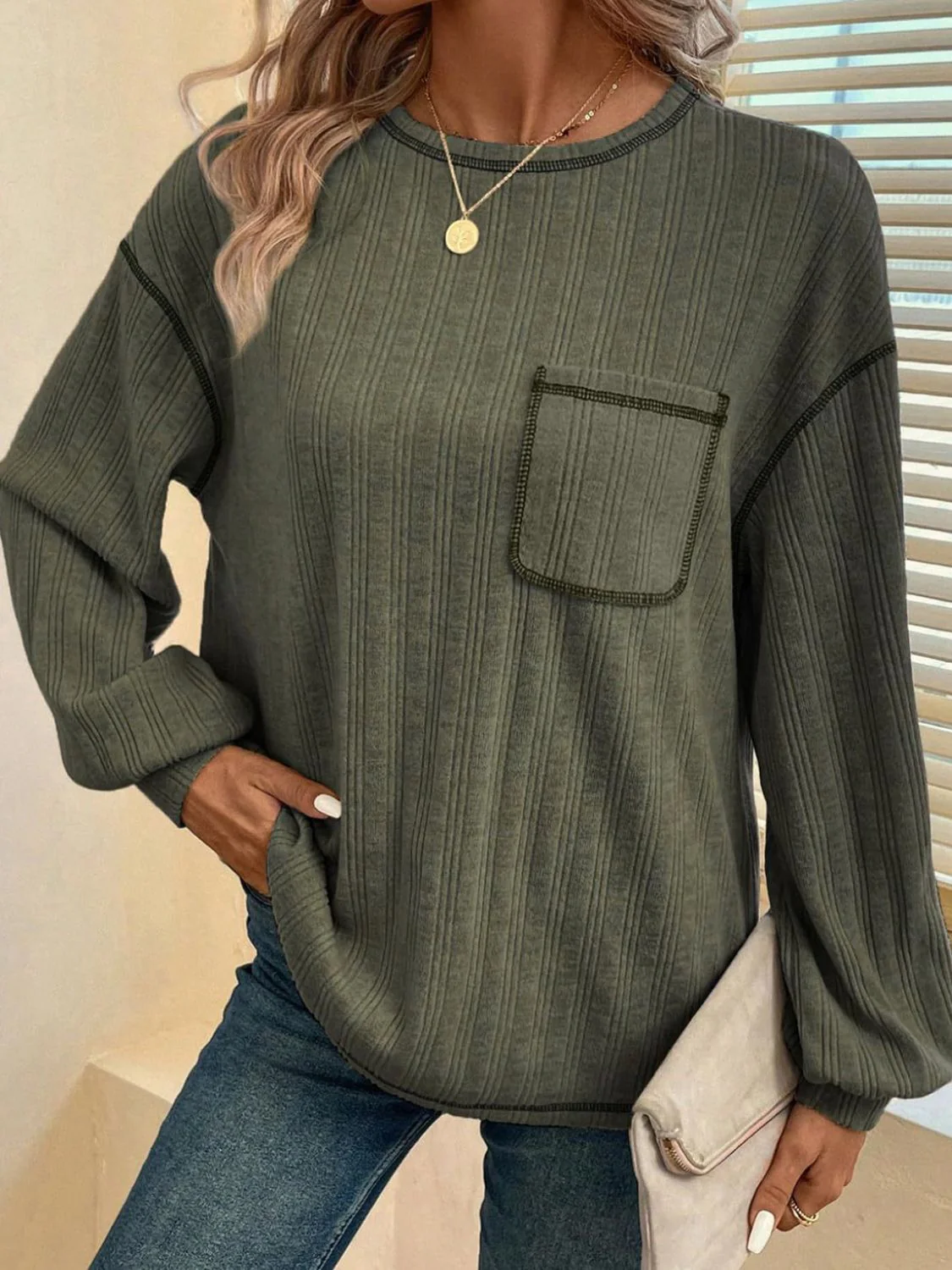 Hildegard | Long-sleeved t-shirt with a crew neck and contrast stitching - Image 4