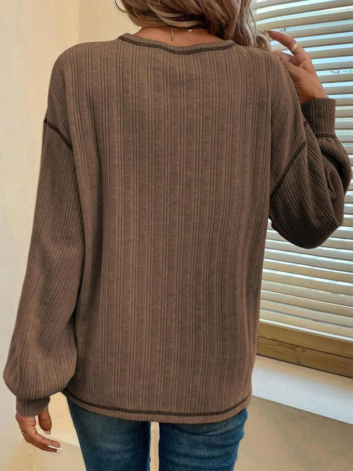Hildegard | Long-sleeved t-shirt with a crew neck and contrast stitching - Image 9