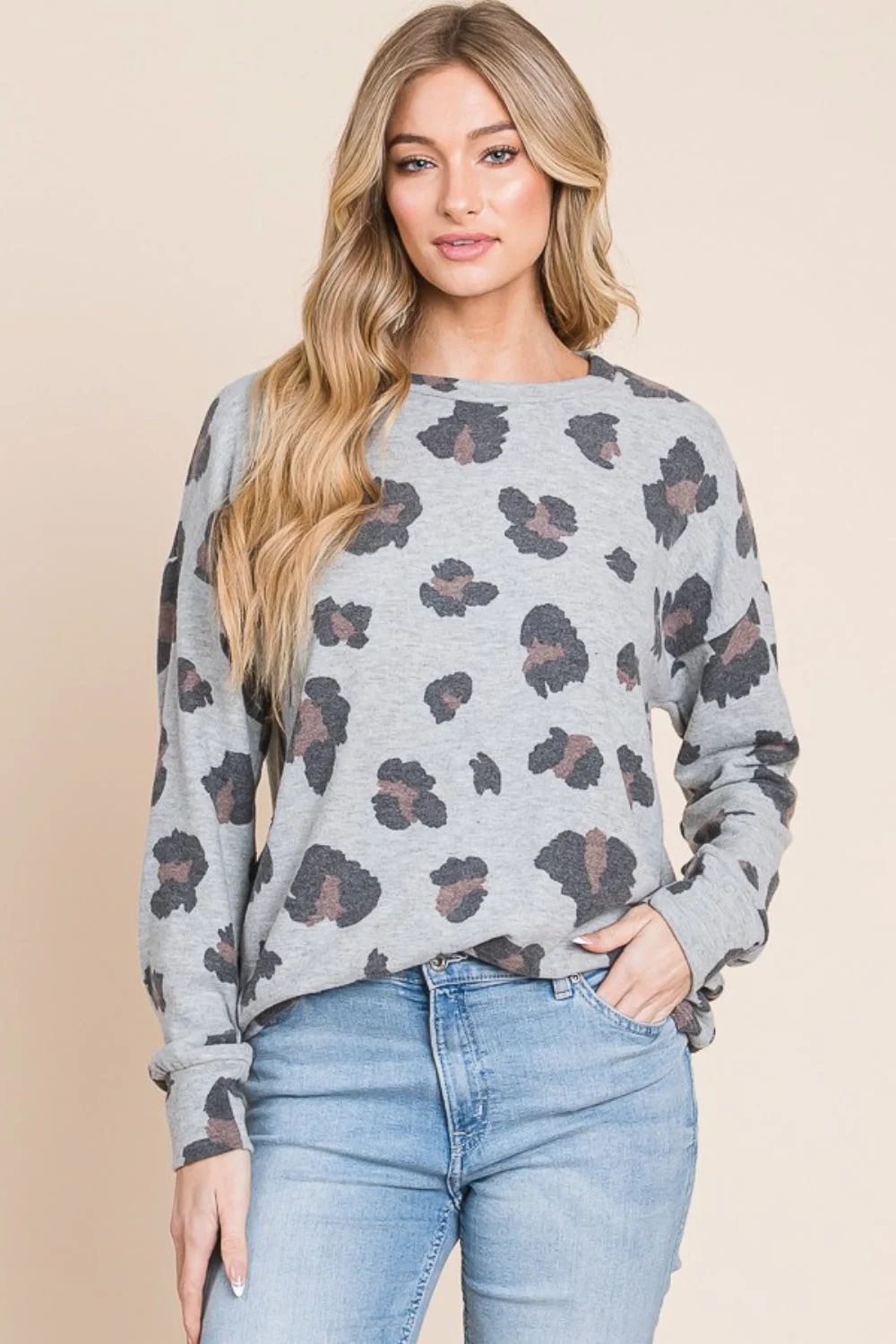 Isadora | Leopard print t-shirt with dropped shoulder - Image 4