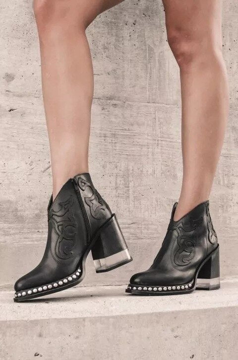 Jazmin | Durable orthopedic boots