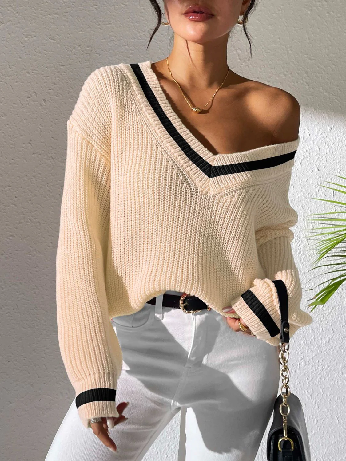 Jeanette | Long-sleeved sweater with contrast trim and V-neck - Image 9