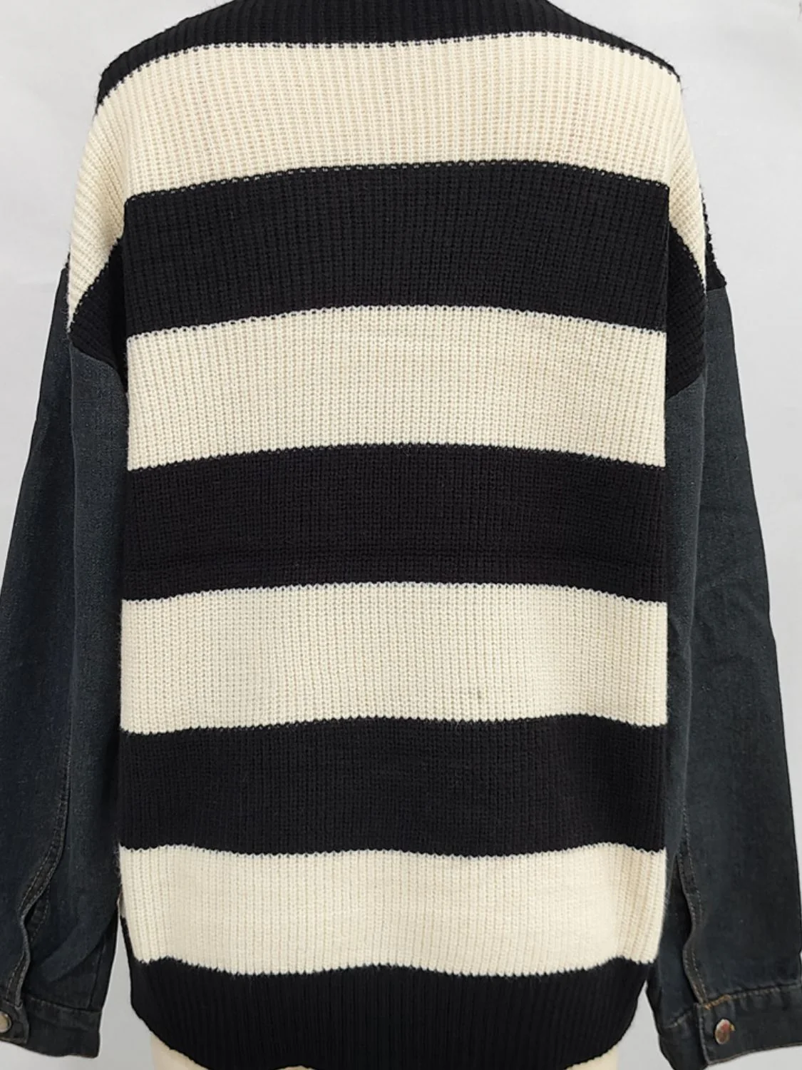 Johana | Contrasting long-sleeved sweater with a crew neck - Image 6