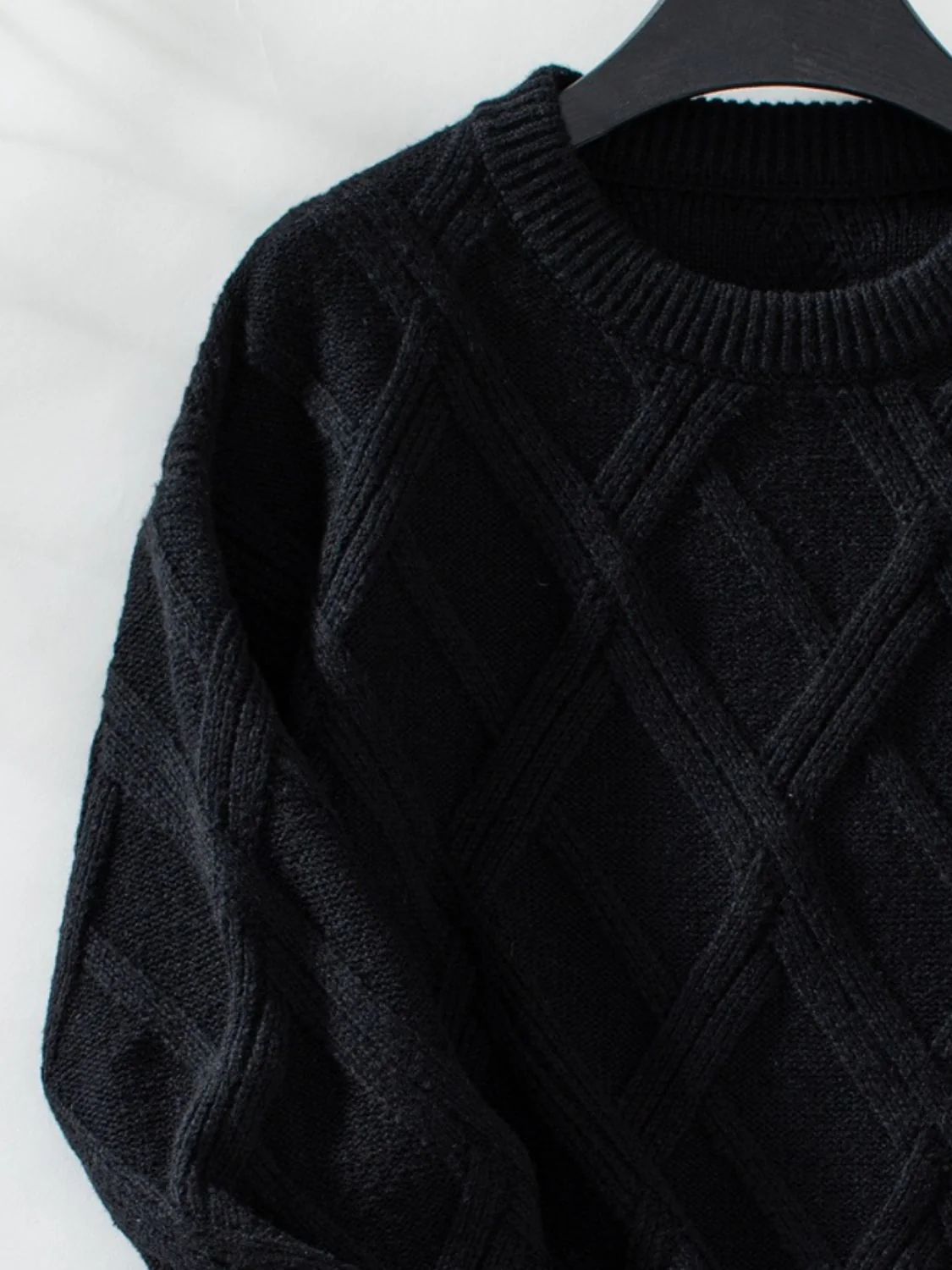 Kristin | Long-sleeved sweater with a geometric crew neck - Image 8