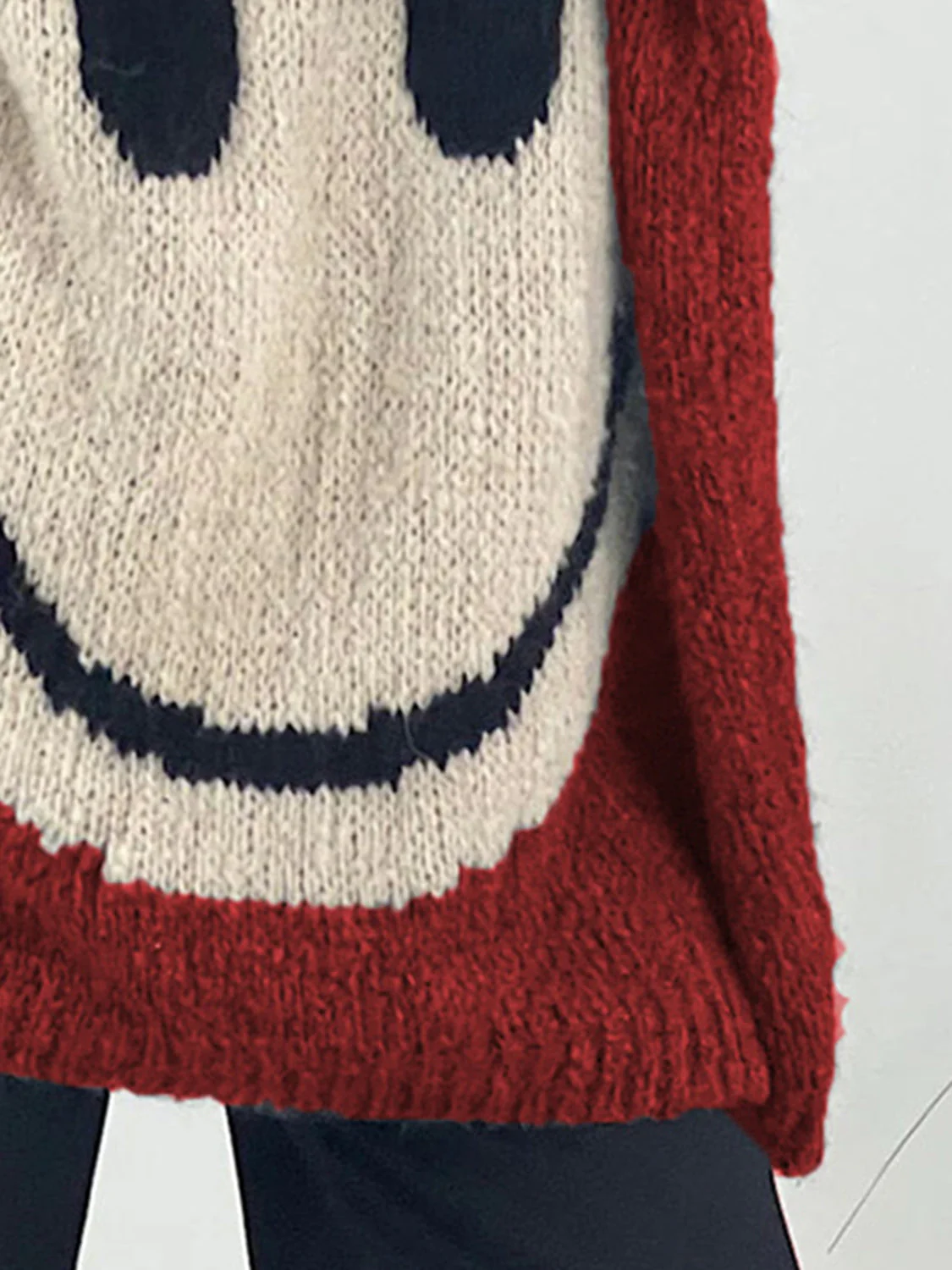 Laura | Long-sleeved sweater with a smiling face and a V-neck - Image 15