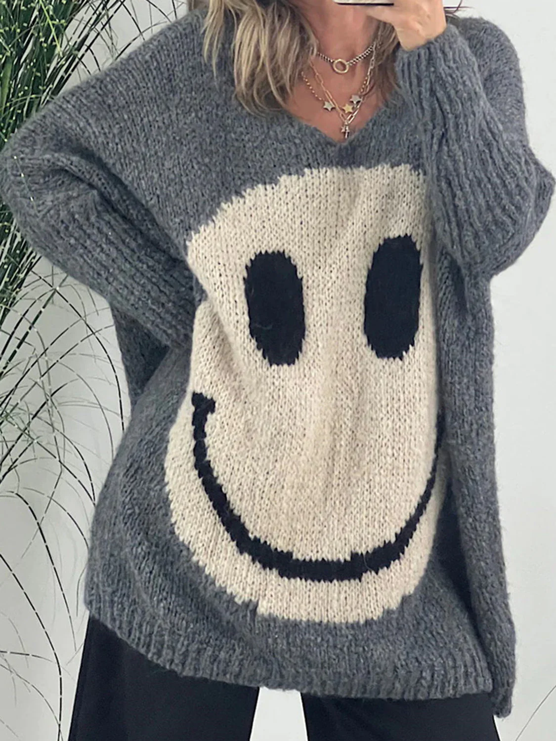 Laura | Long-sleeved sweater with a smiling face and a V-neck - Image 4