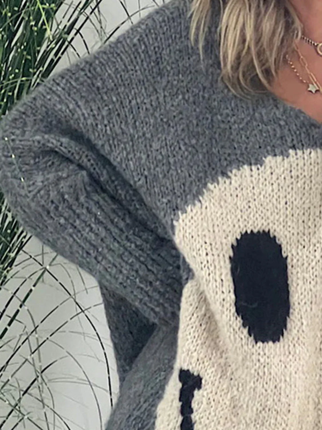 Laura | Long-sleeved sweater with a smiling face and a V-neck - Image 5