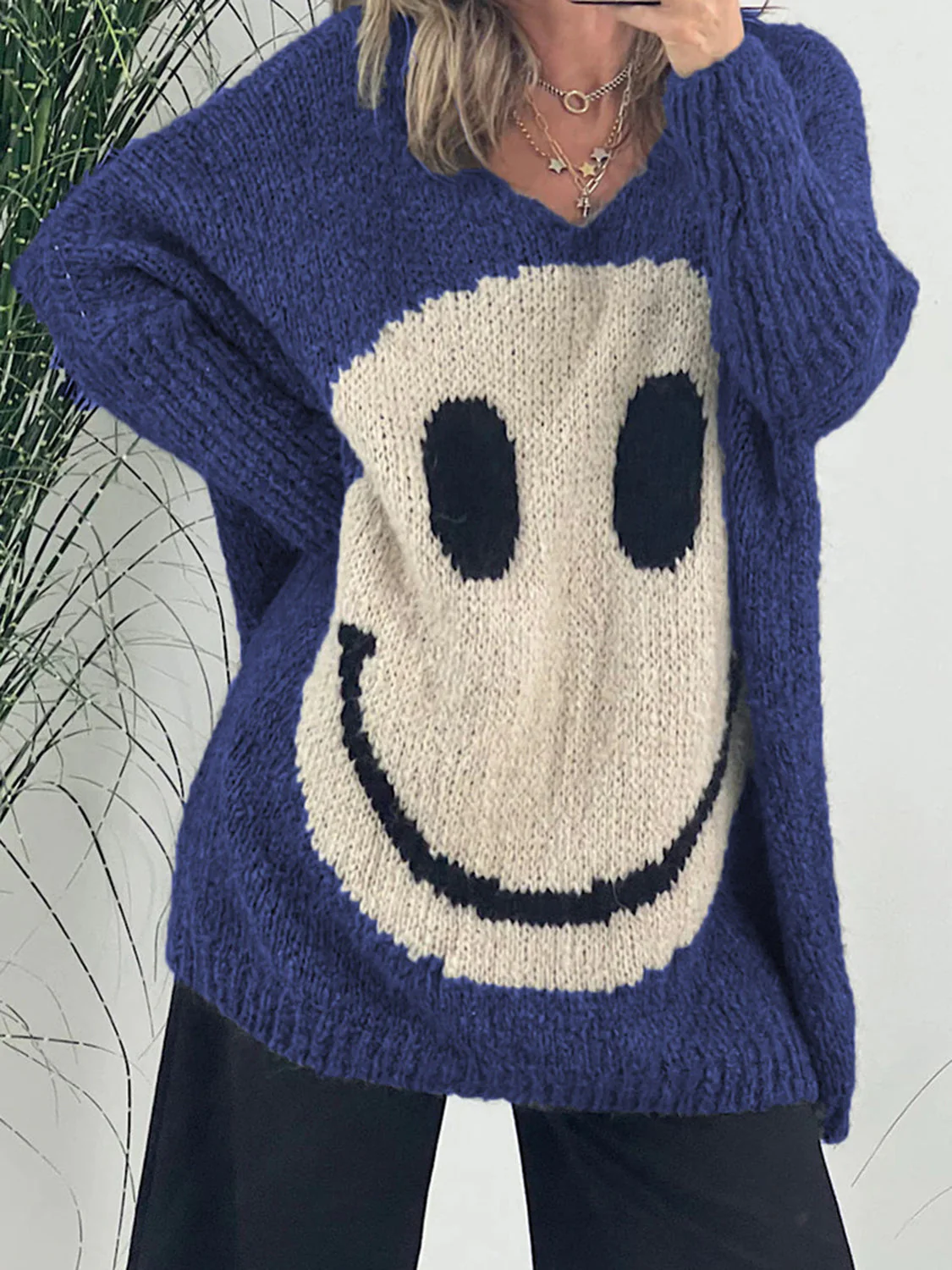 Laura | Long-sleeved sweater with a smiling face and a V-neck - Image 7