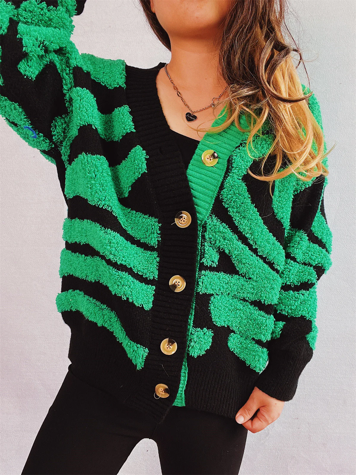Lea | Contrast color long sleeve cardigan with buttons - Image 10