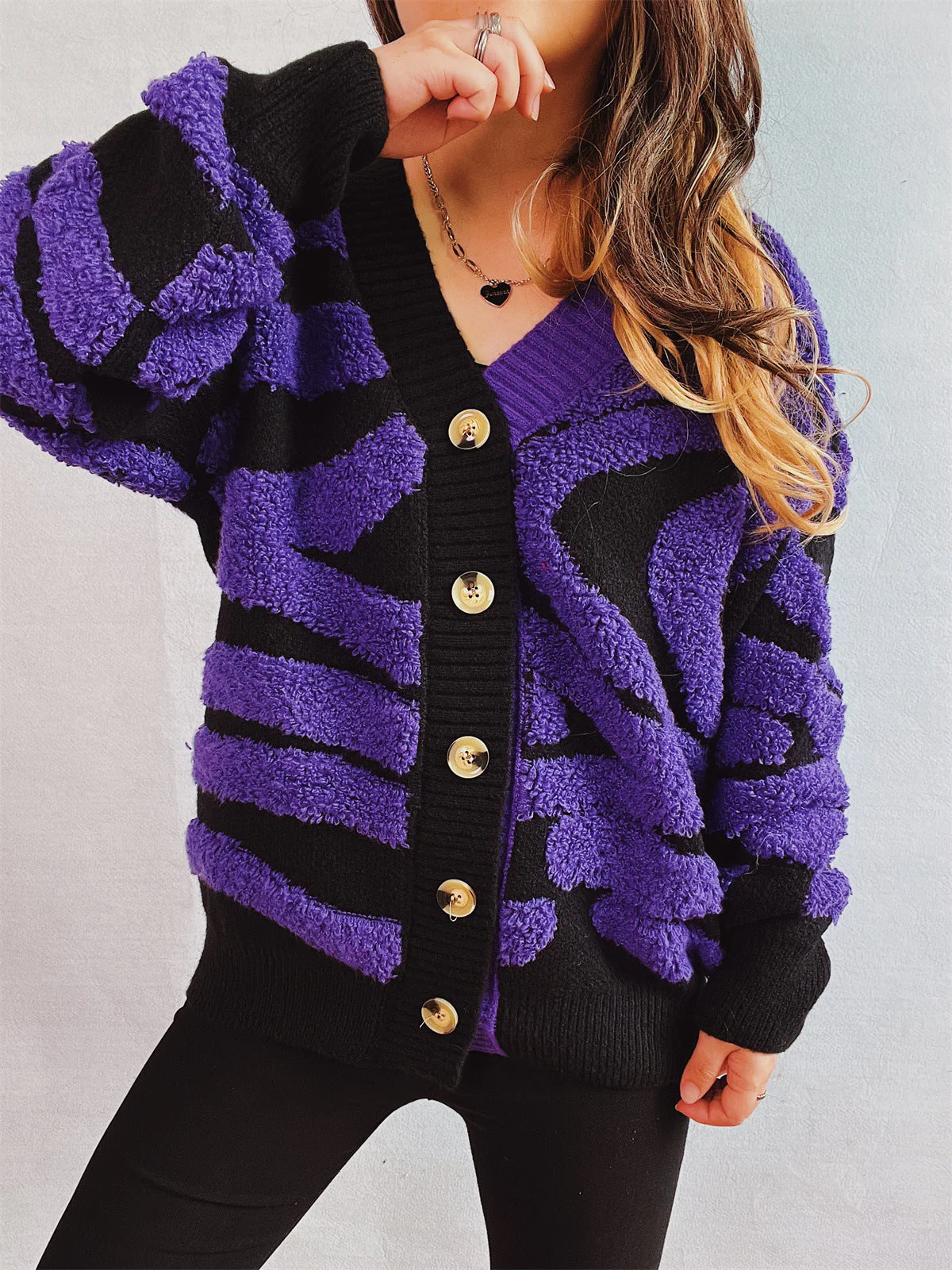 Lea | Contrast color long sleeve cardigan with buttons - Image 19